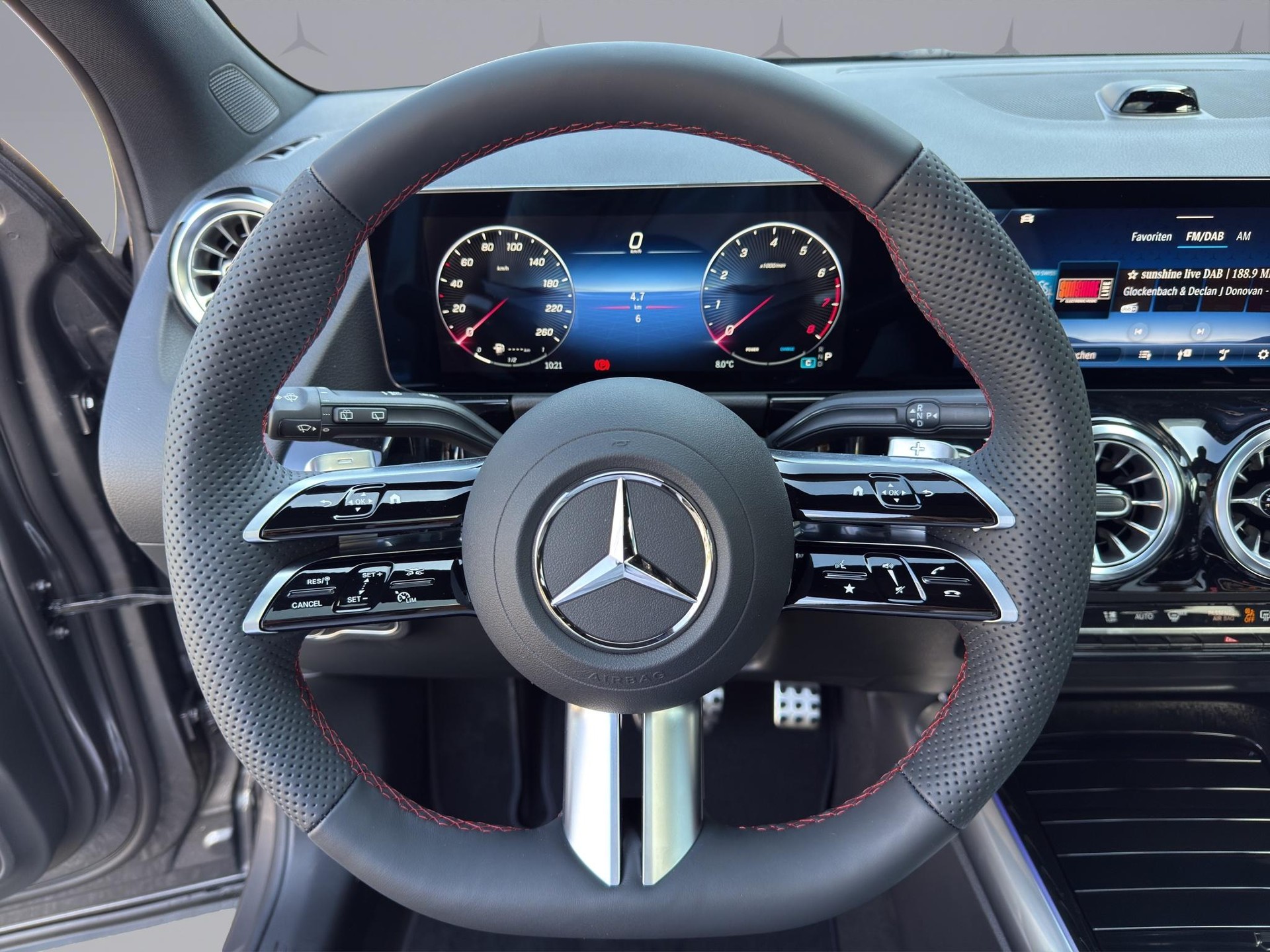 MERCEDES-BENZ GLA 250 Swiss Star AMG Line 4matic-image-10