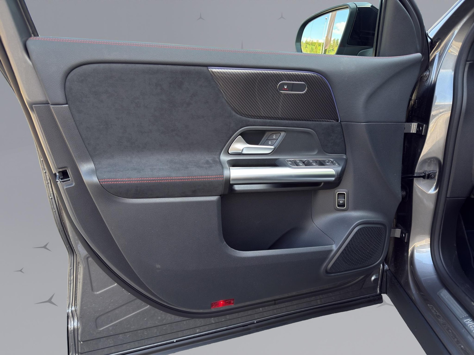 MERCEDES-BENZ GLA 250 Swiss Star AMG Line 4matic-image-21