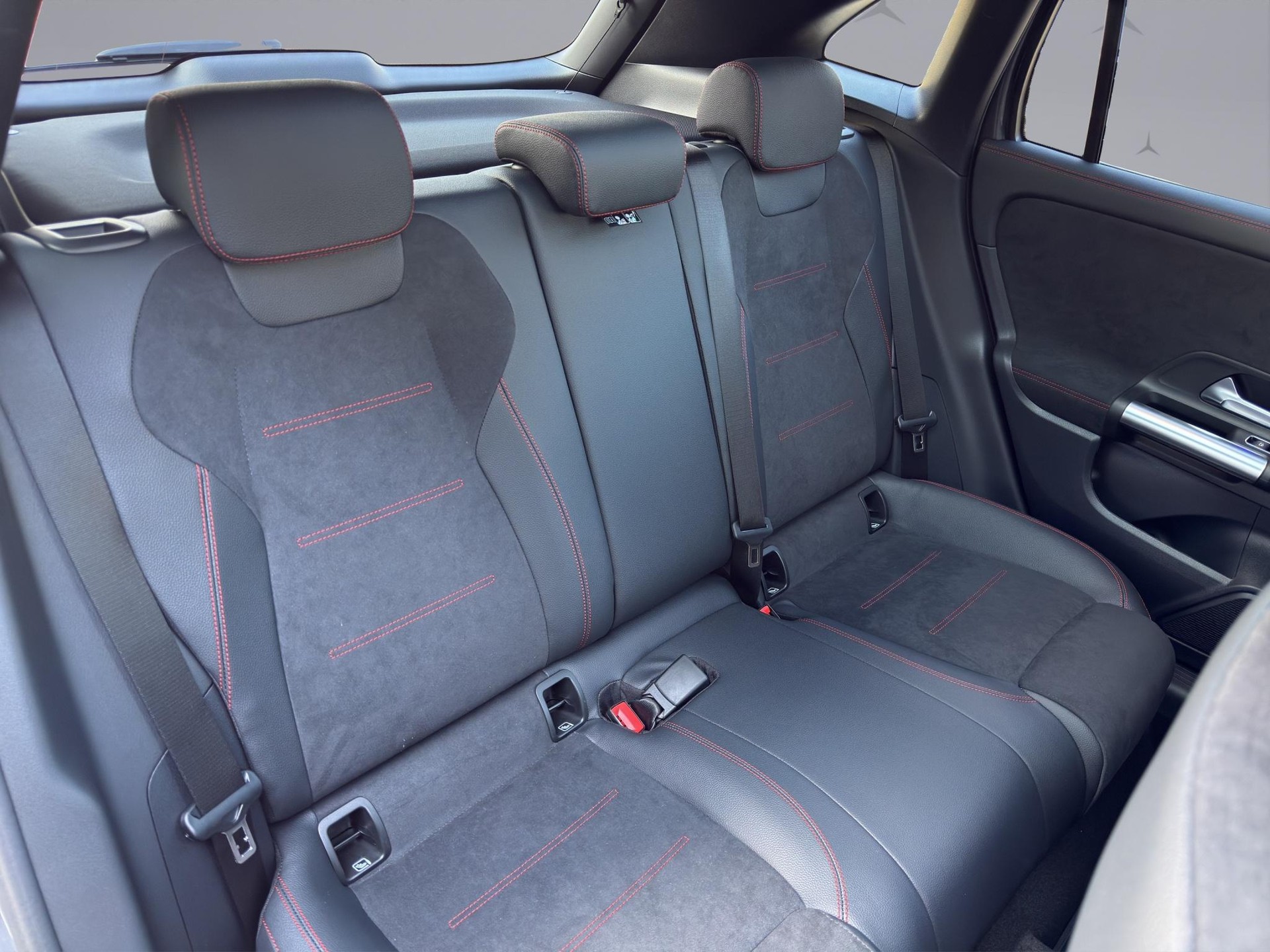 MERCEDES-BENZ GLA 250 Swiss Star AMG Line 4matic-image-17