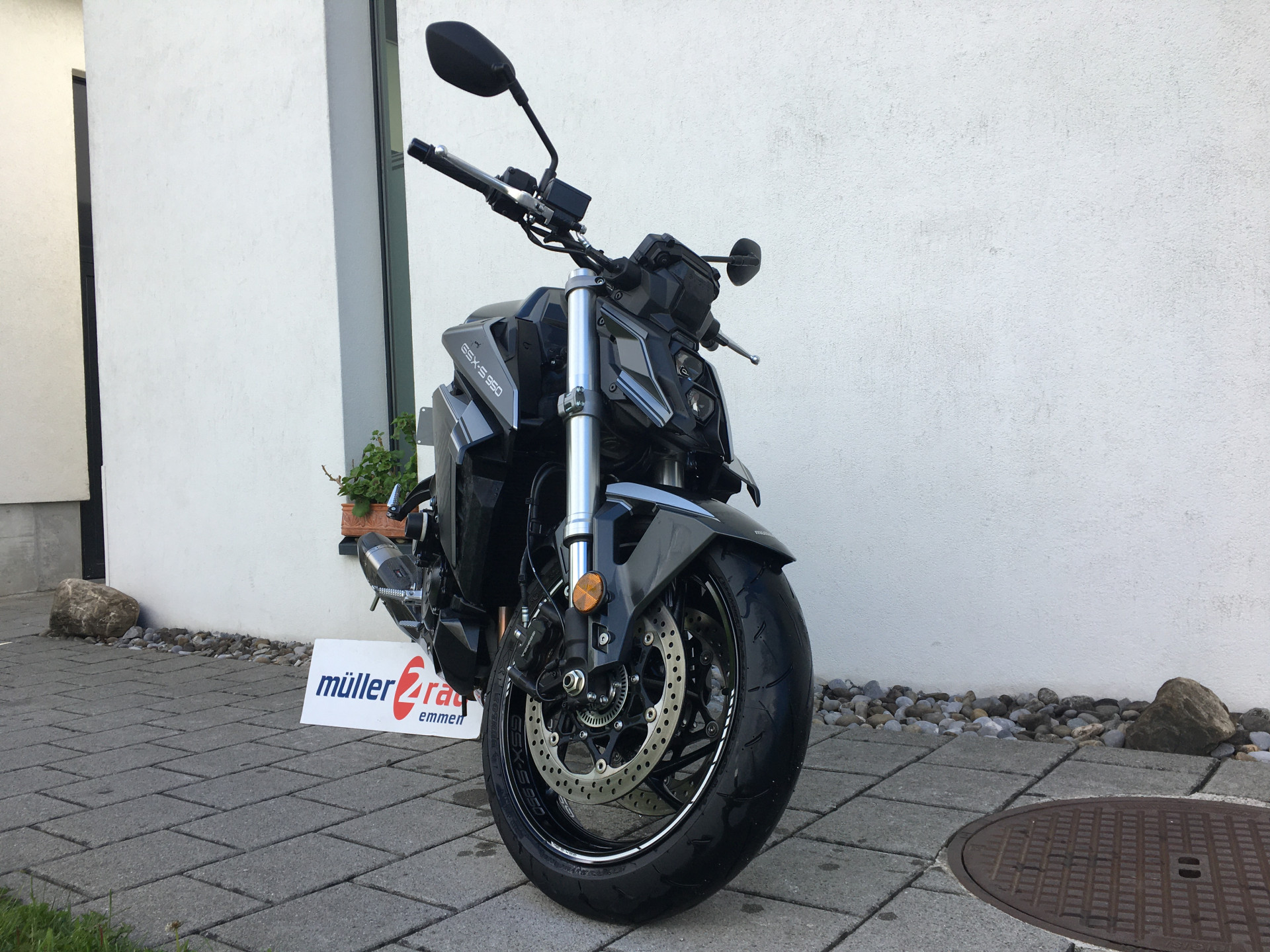 SUZUKI GSX-S 950-showroom-element-1