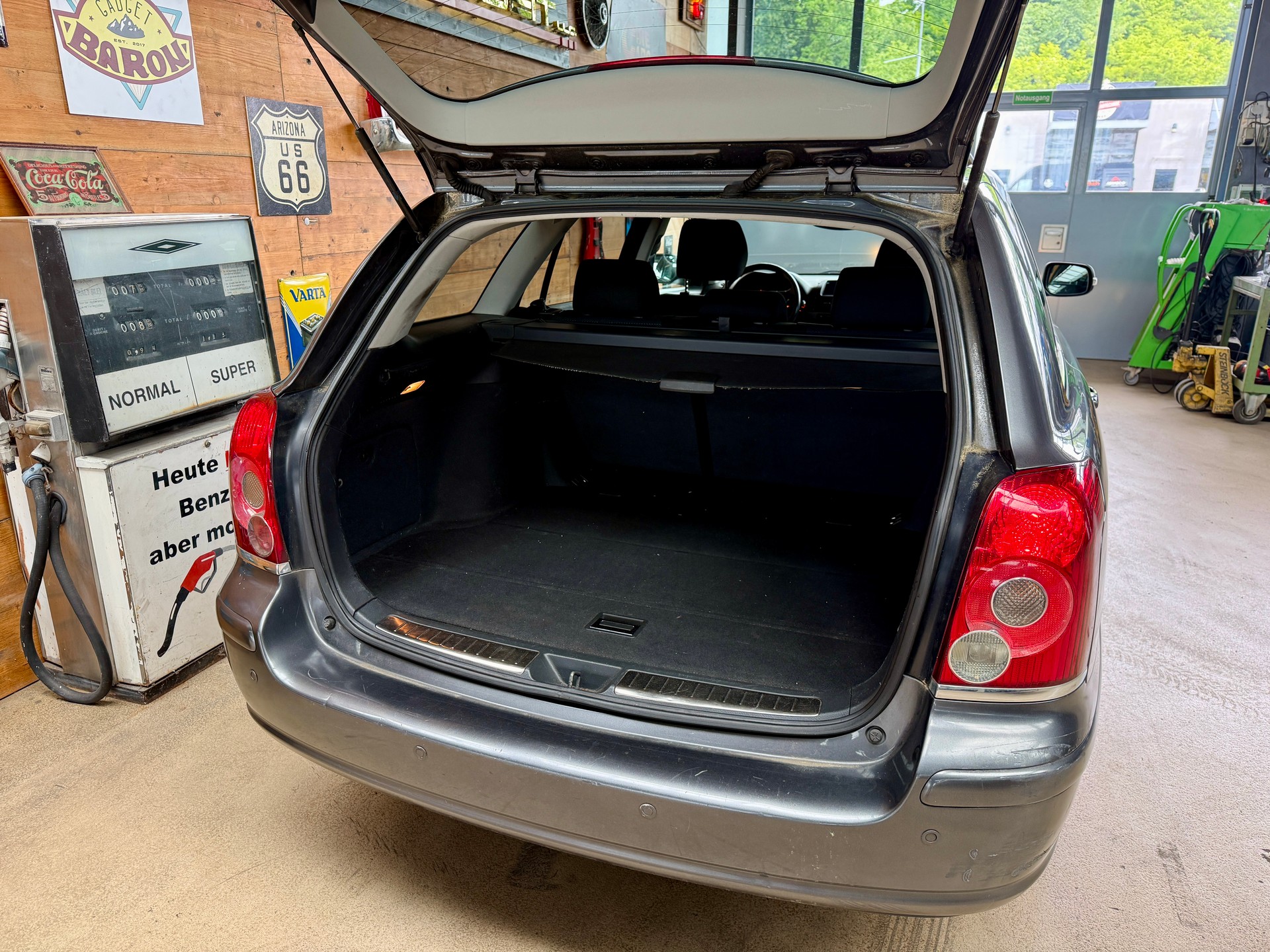 TOYOTA Avensis 2.0 D4 VVT-i Limited Sportswagon T-Step4-image-9