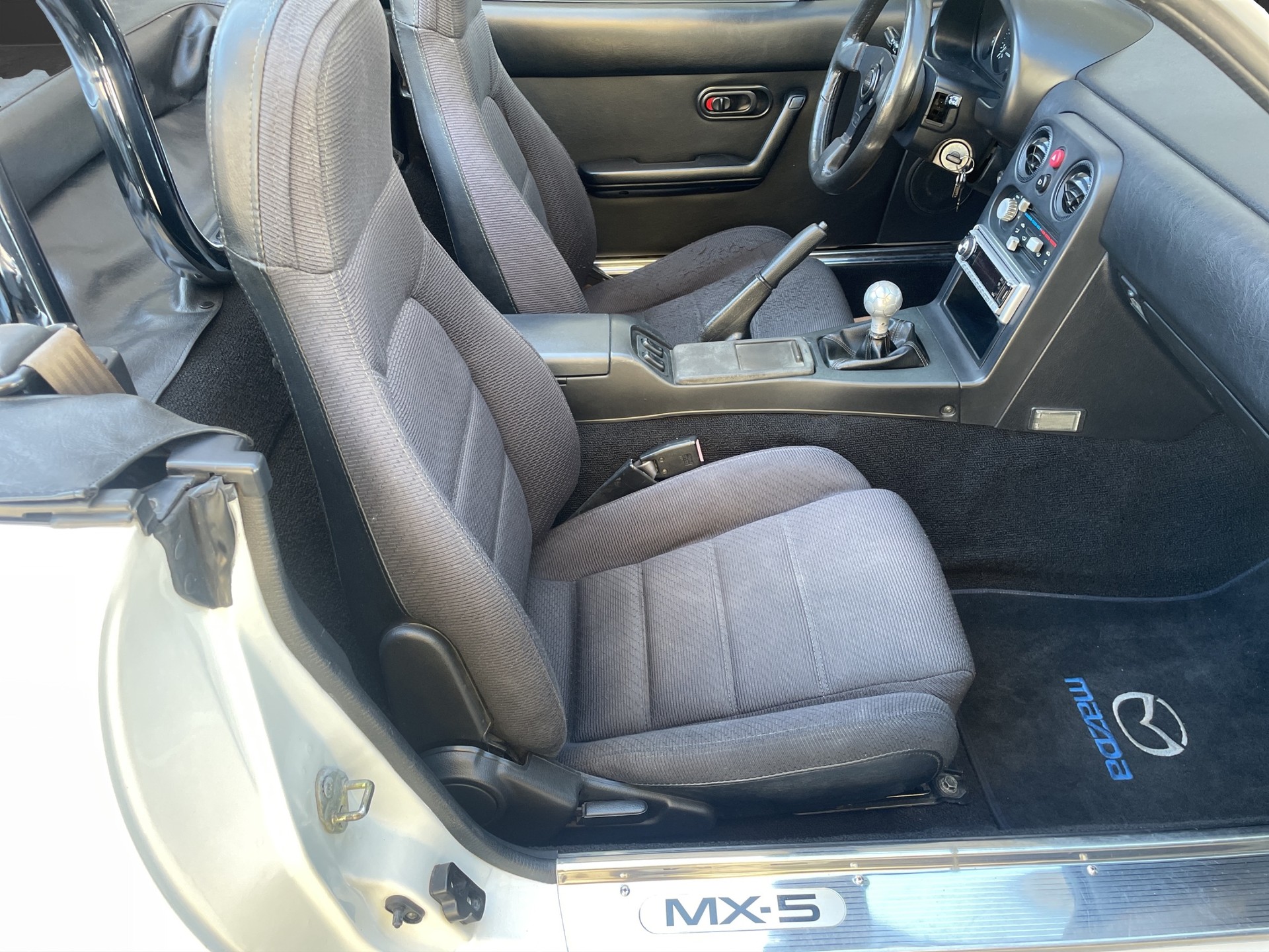 MAZDA MX-5 1.6i-16-image-14