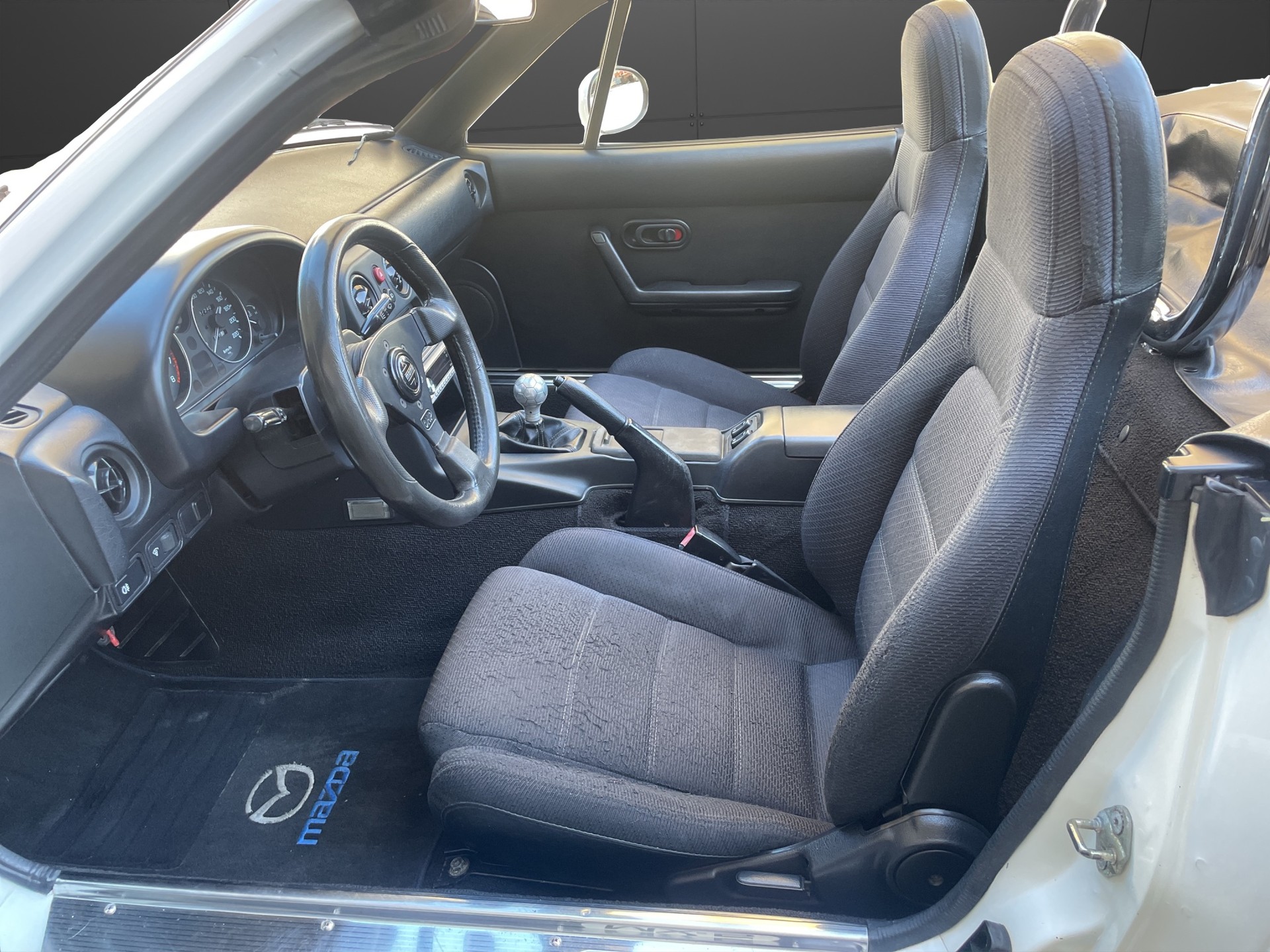 MAZDA MX-5 1.6i-16-image-13