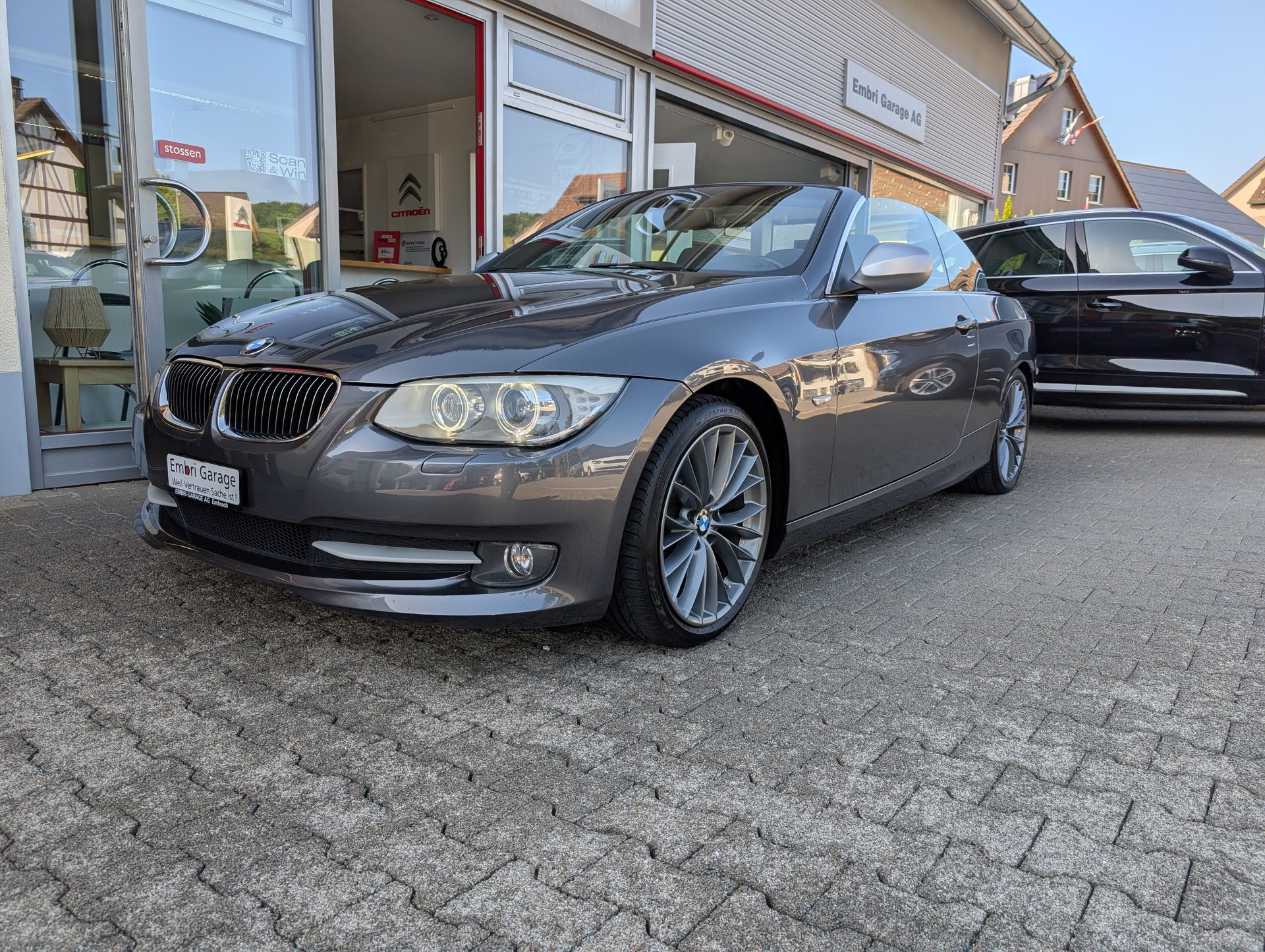 BMW 320i Cabriolet-image-2