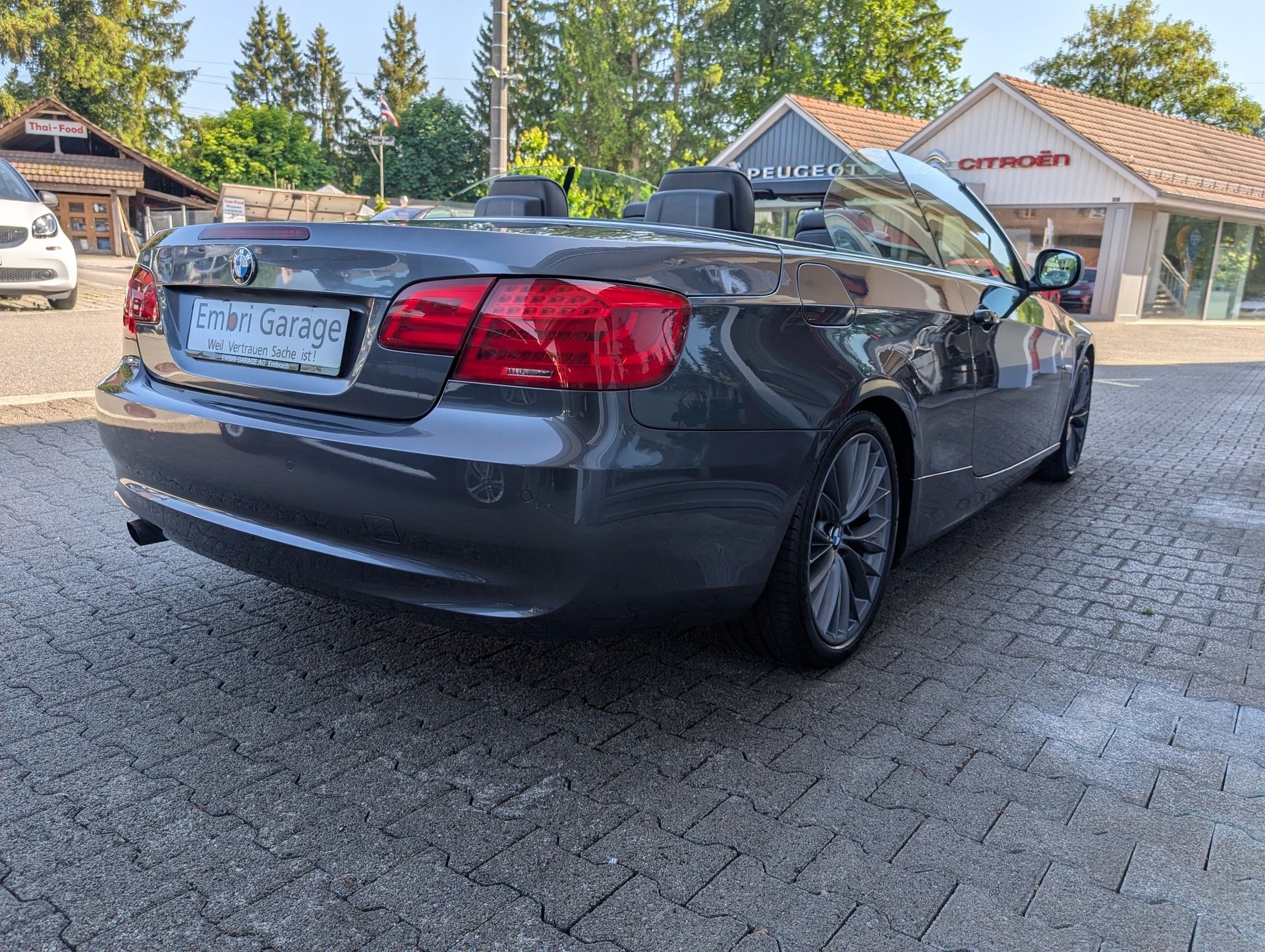 BMW 320i Cabriolet-image-6