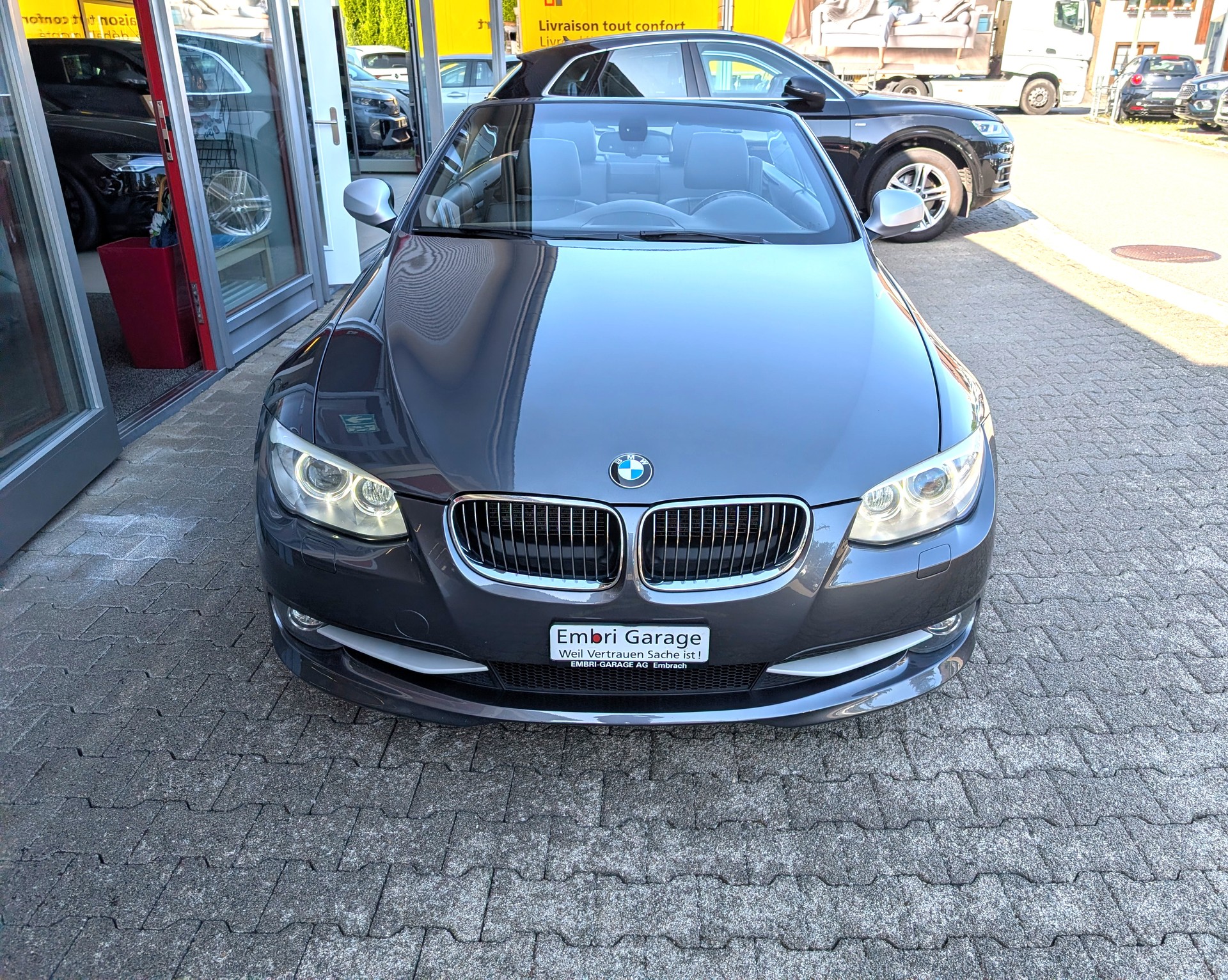 BMW 320i Cabriolet-image-1