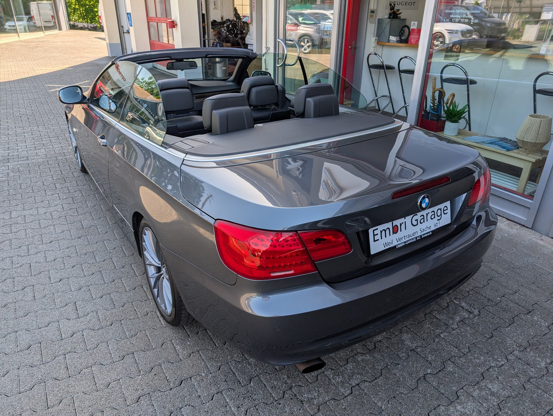BMW 320i Cabriolet-image-4
