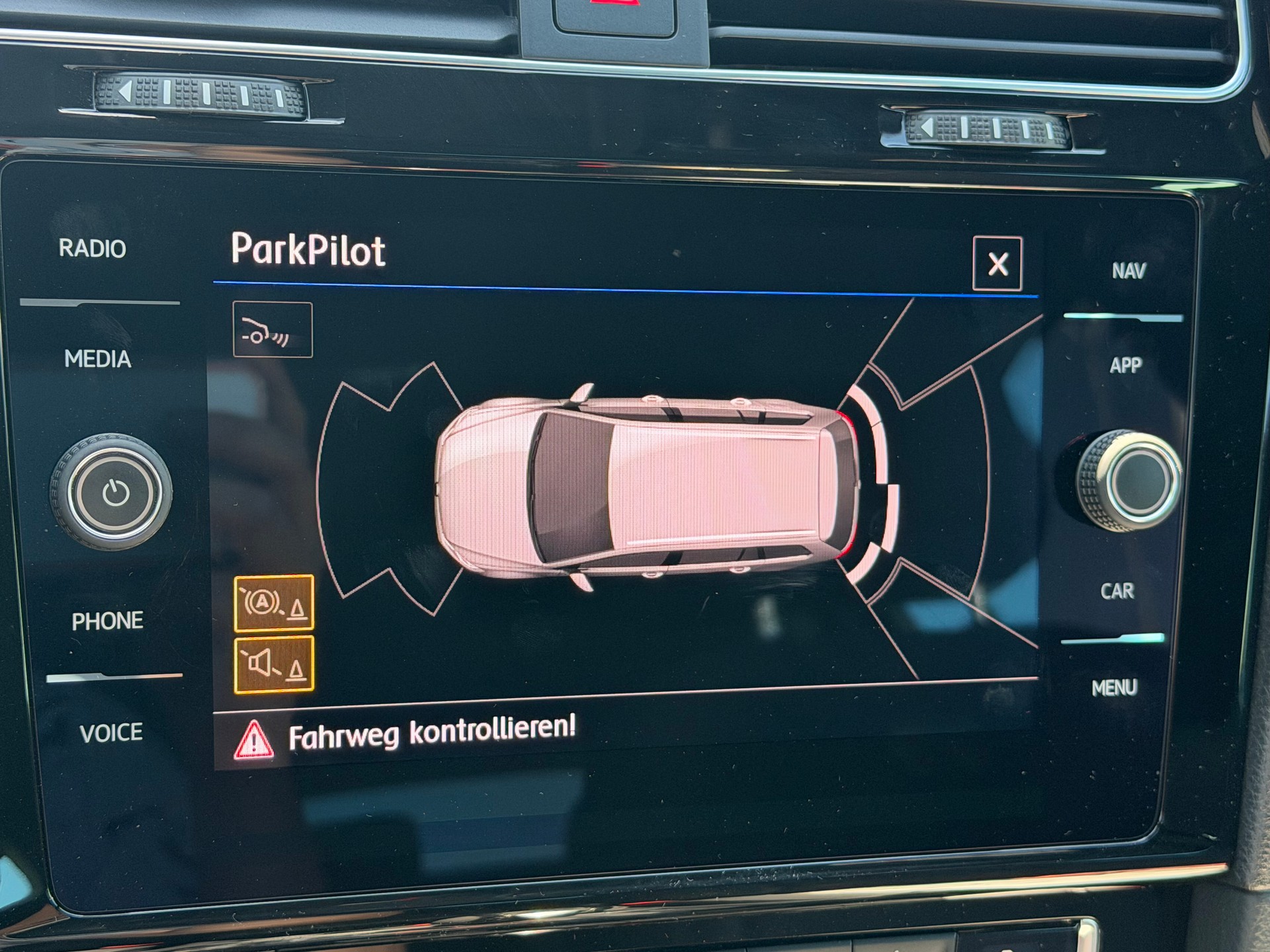 VW Golf Variant 2.0 TSI R 4Motion DSG-image-29