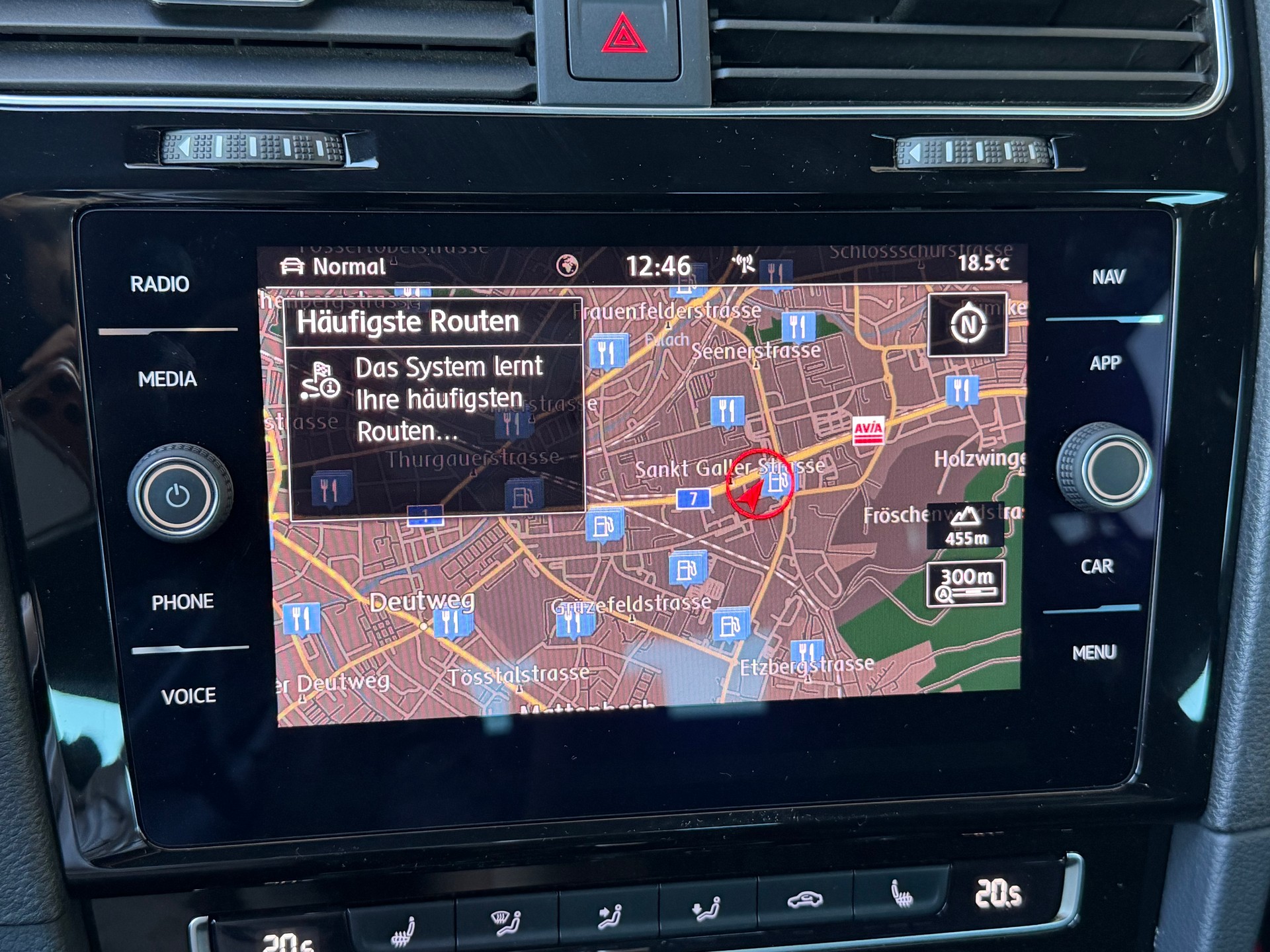 VW Golf Variant 2.0 TSI R 4Motion DSG-image-17