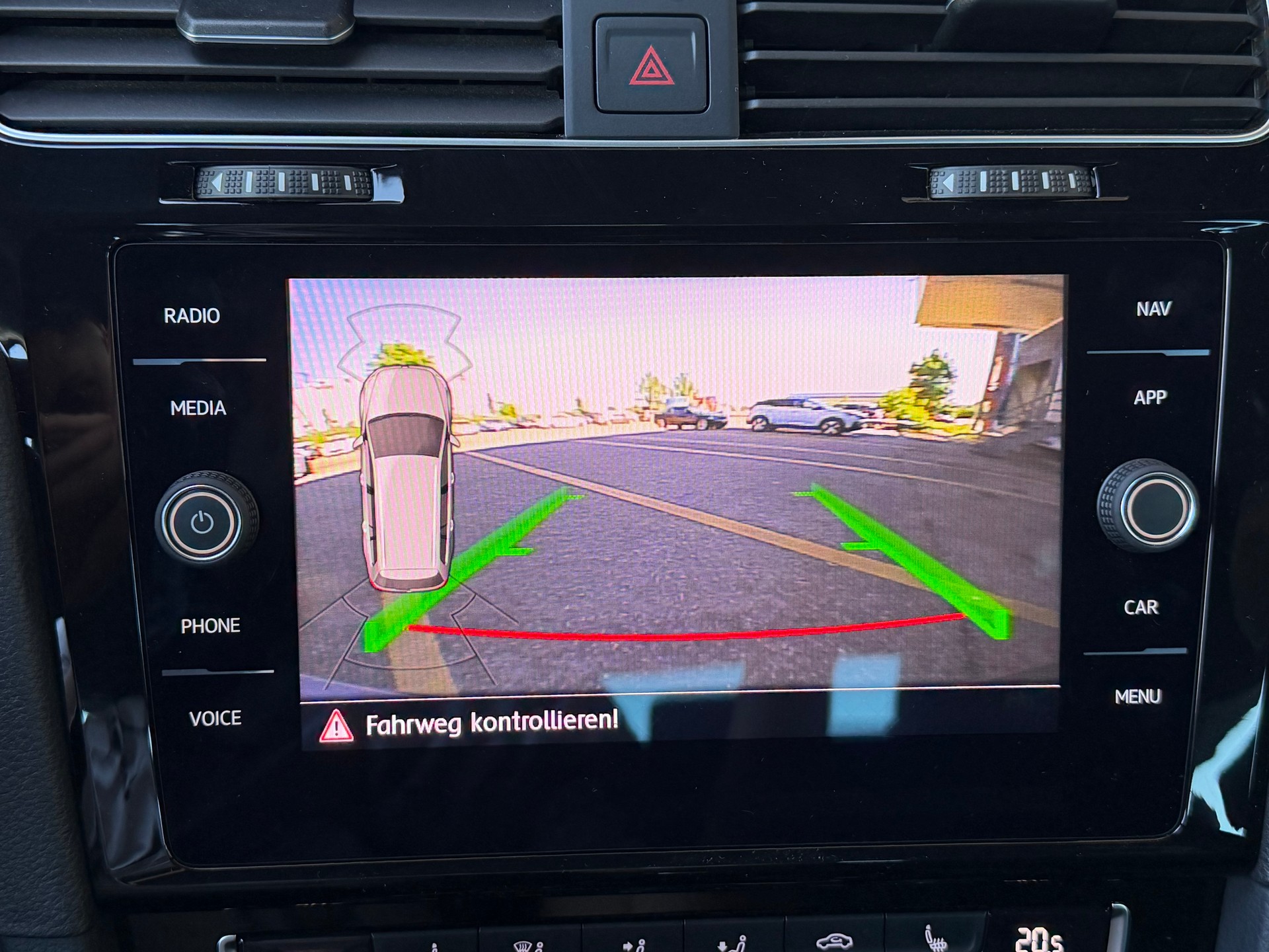 VW Golf Variant 2.0 TSI R 4Motion DSG-image-18