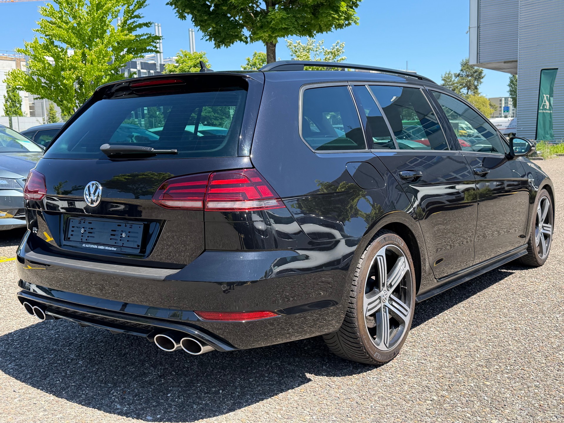 VW Golf Variant 2.0 TSI R 4Motion DSG-image-4
