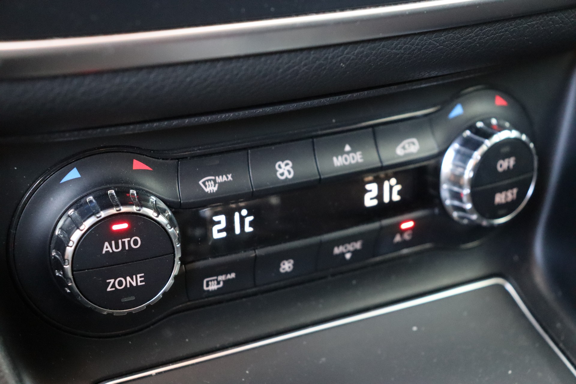 MERCEDES-BENZ CLA Shooting Brake 45 AMG 4Matic Speedshift-image-16