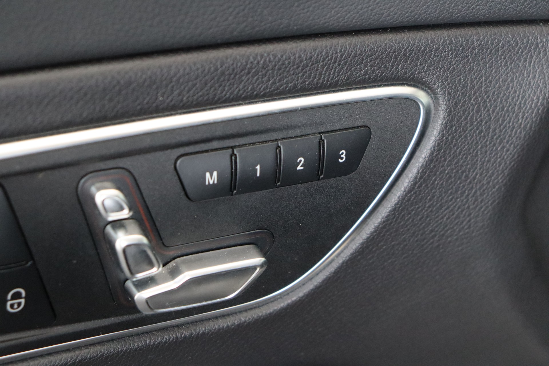 MERCEDES-BENZ CLA Shooting Brake 45 AMG 4Matic Speedshift-image-25