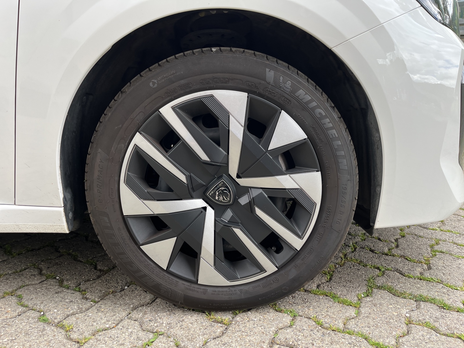 PEUGEOT 208 1.2 PureTech Allure EAT8-image-15