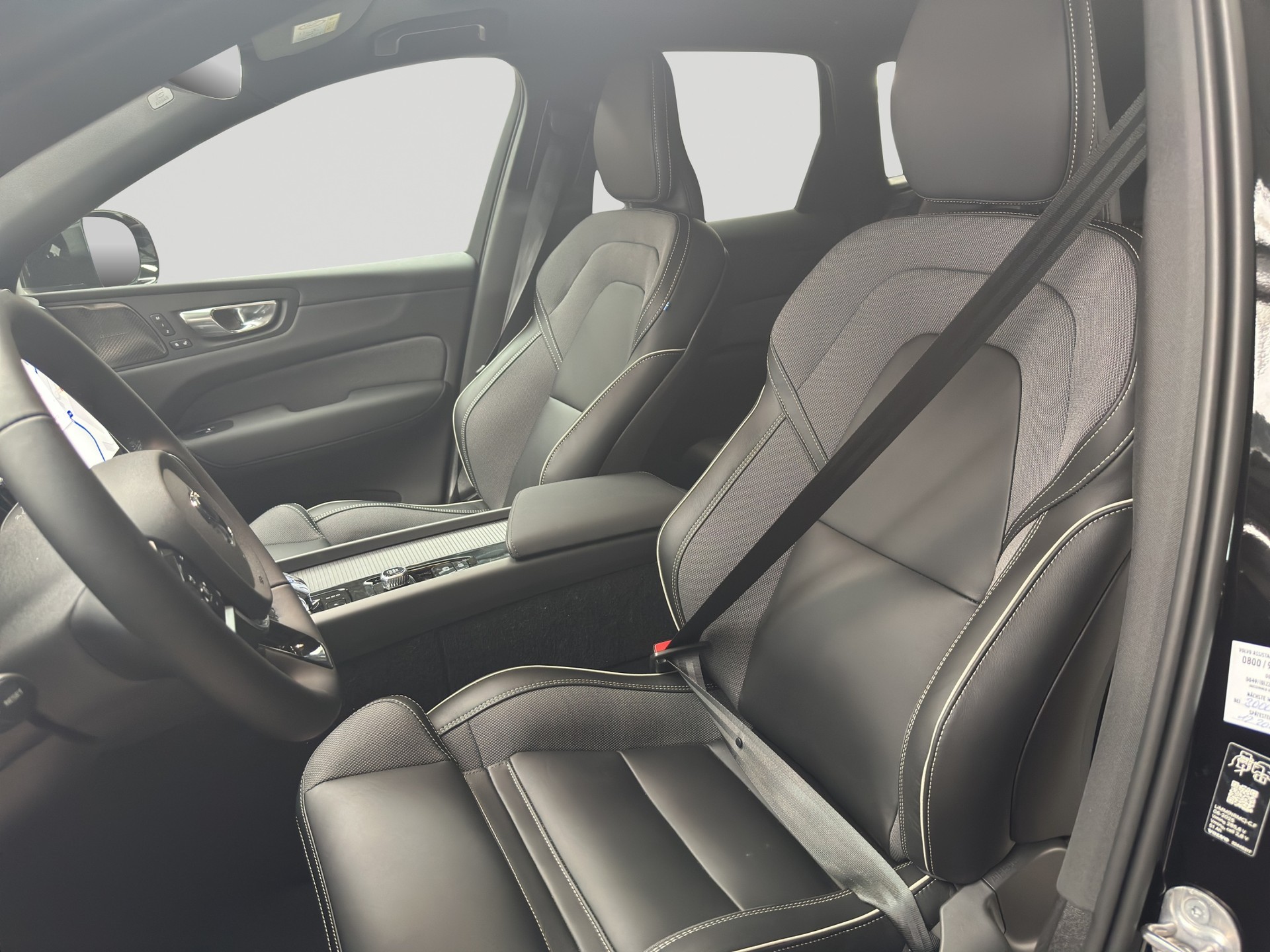 VOLVO XC60 T6 eAWD PluginHybrid Black Edition Plus Geartronic Facelift-image-5