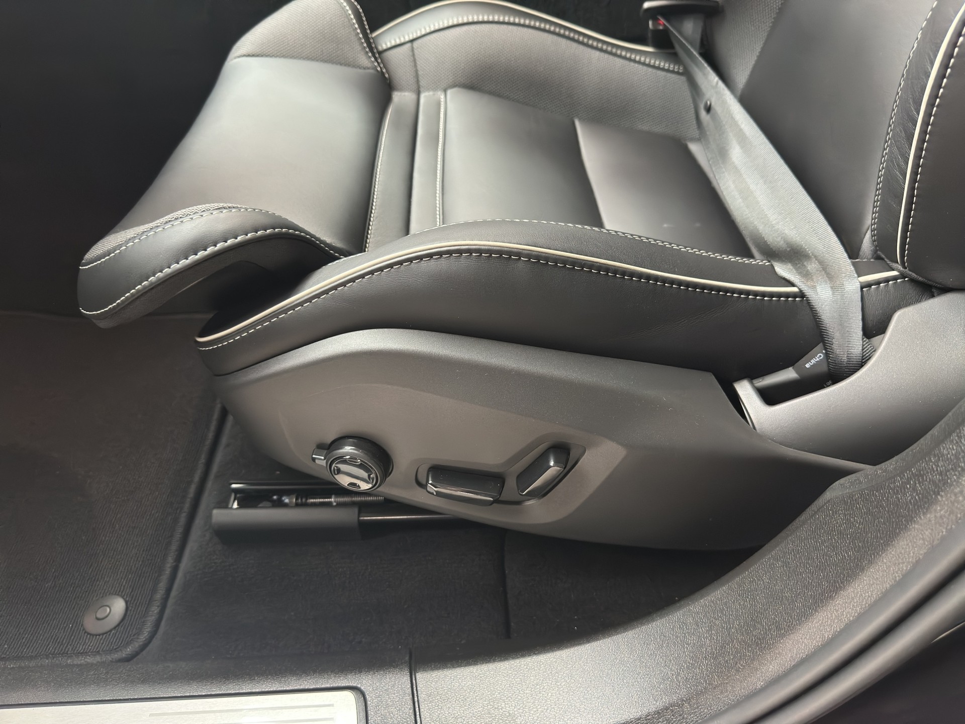 VOLVO XC60 T6 eAWD PluginHybrid Black Edition Plus Geartronic Facelift-image-9