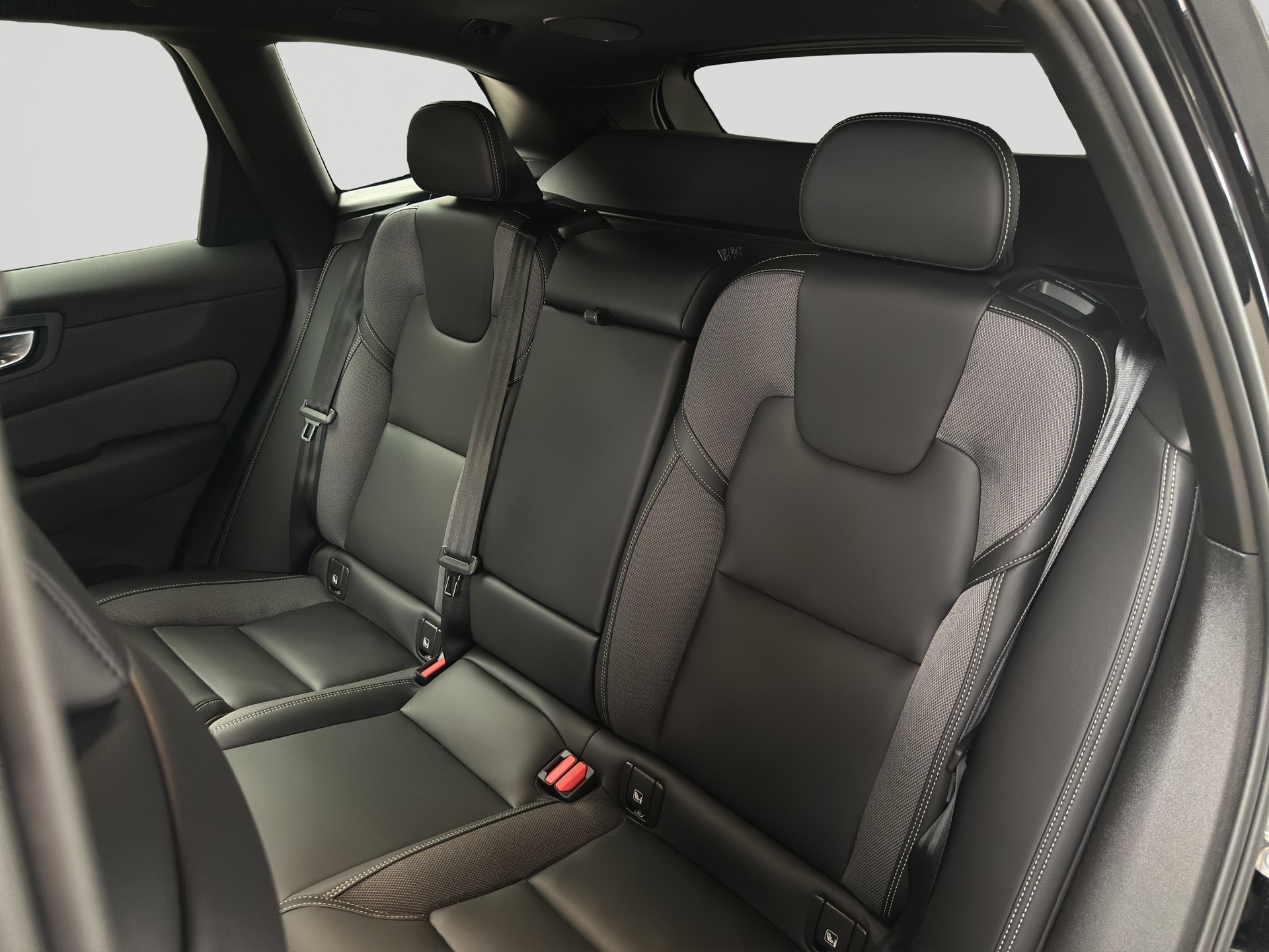 VOLVO XC60 T6 eAWD PluginHybrid Black Edition Plus Geartronic Facelift-image-7