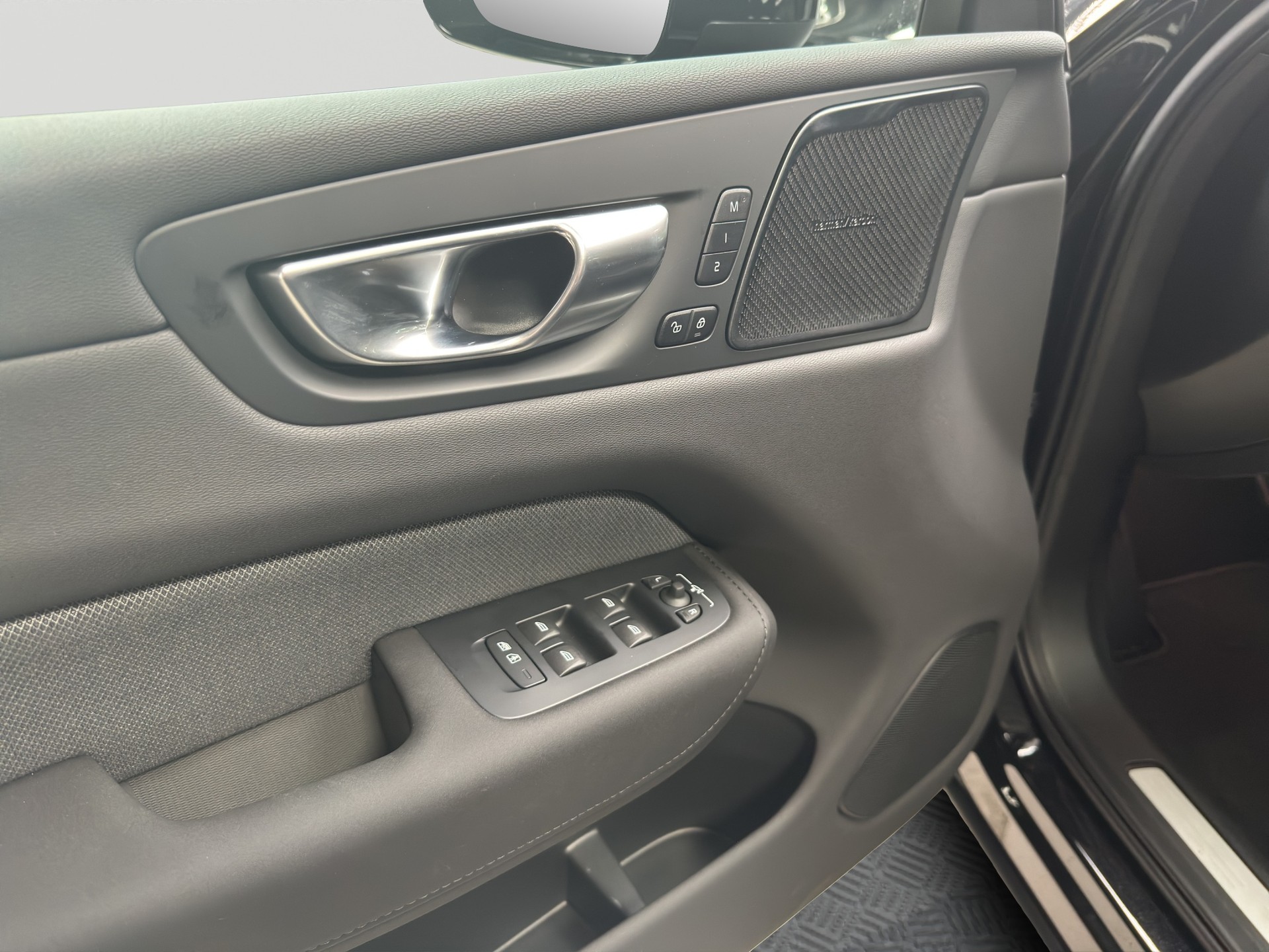 VOLVO XC60 T6 eAWD PluginHybrid Black Edition Plus Geartronic Facelift-image-8