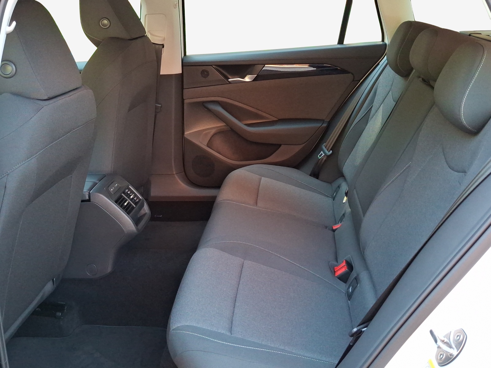 VW Passat Variant 2.0 TDI evo Basis DSG-image-11