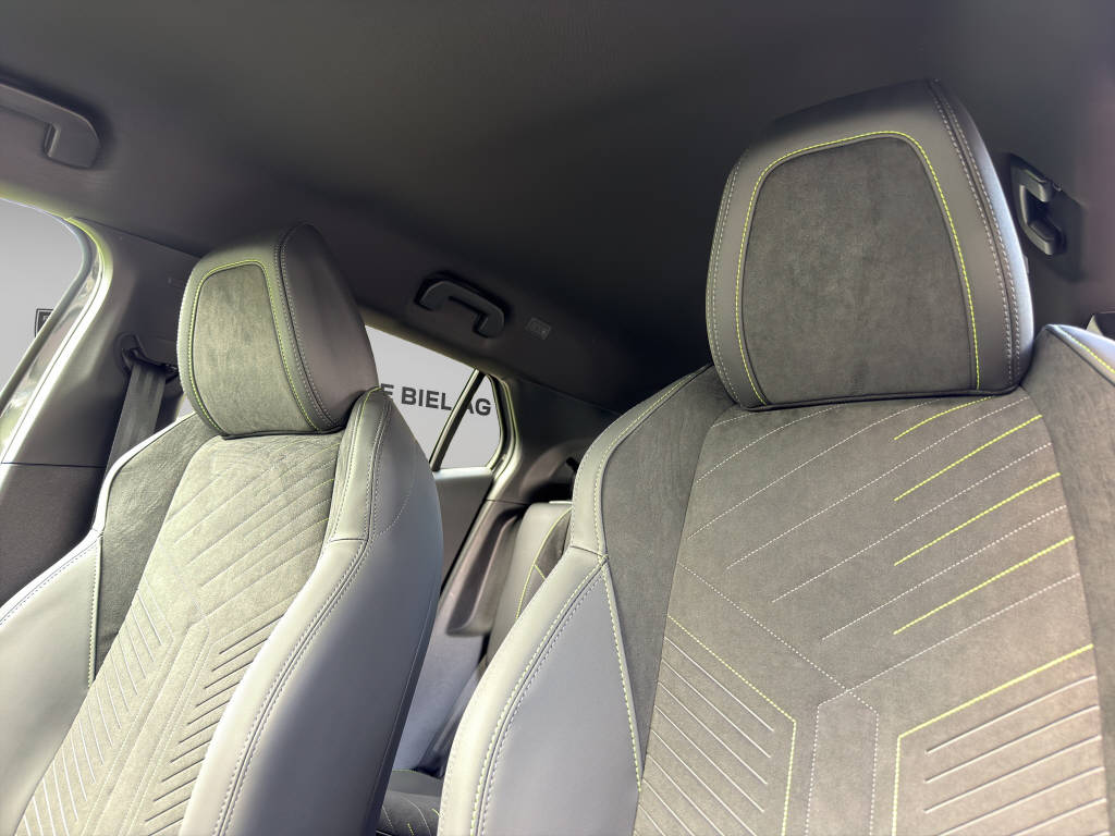 PEUGEOT 2008 1.2 Hybrid 145 GT-image-8
