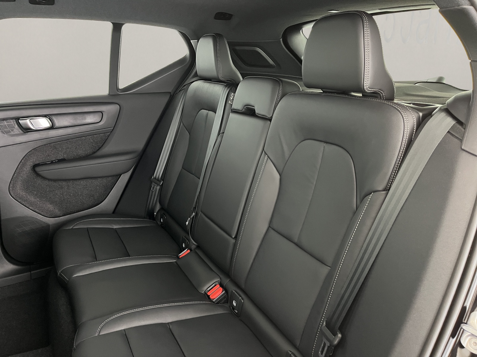 VOLVO XC40 2.0 B3 MH Plus Dark-image-13
