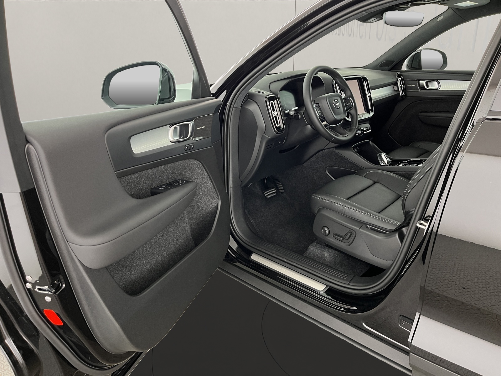 VOLVO XC40 2.0 B3 MH Plus Dark-image-8