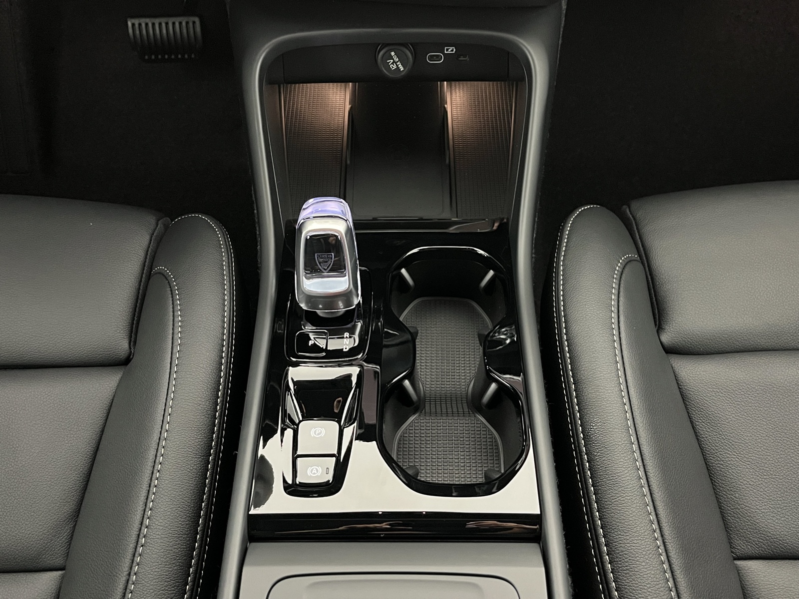 VOLVO XC40 2.0 B3 MH Plus Dark-image-12