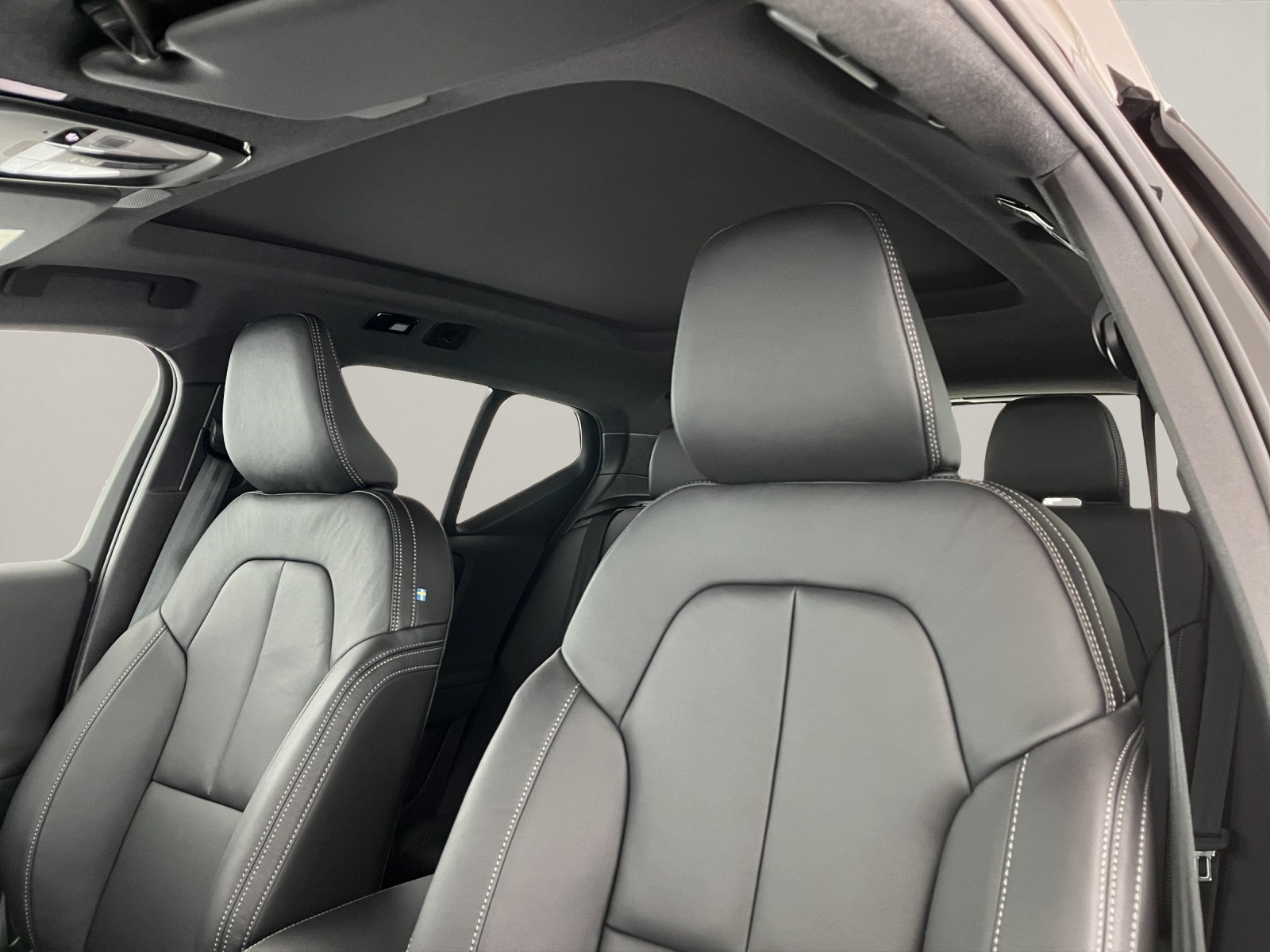 VOLVO XC40 2.0 B3 MH Plus Dark-image-9