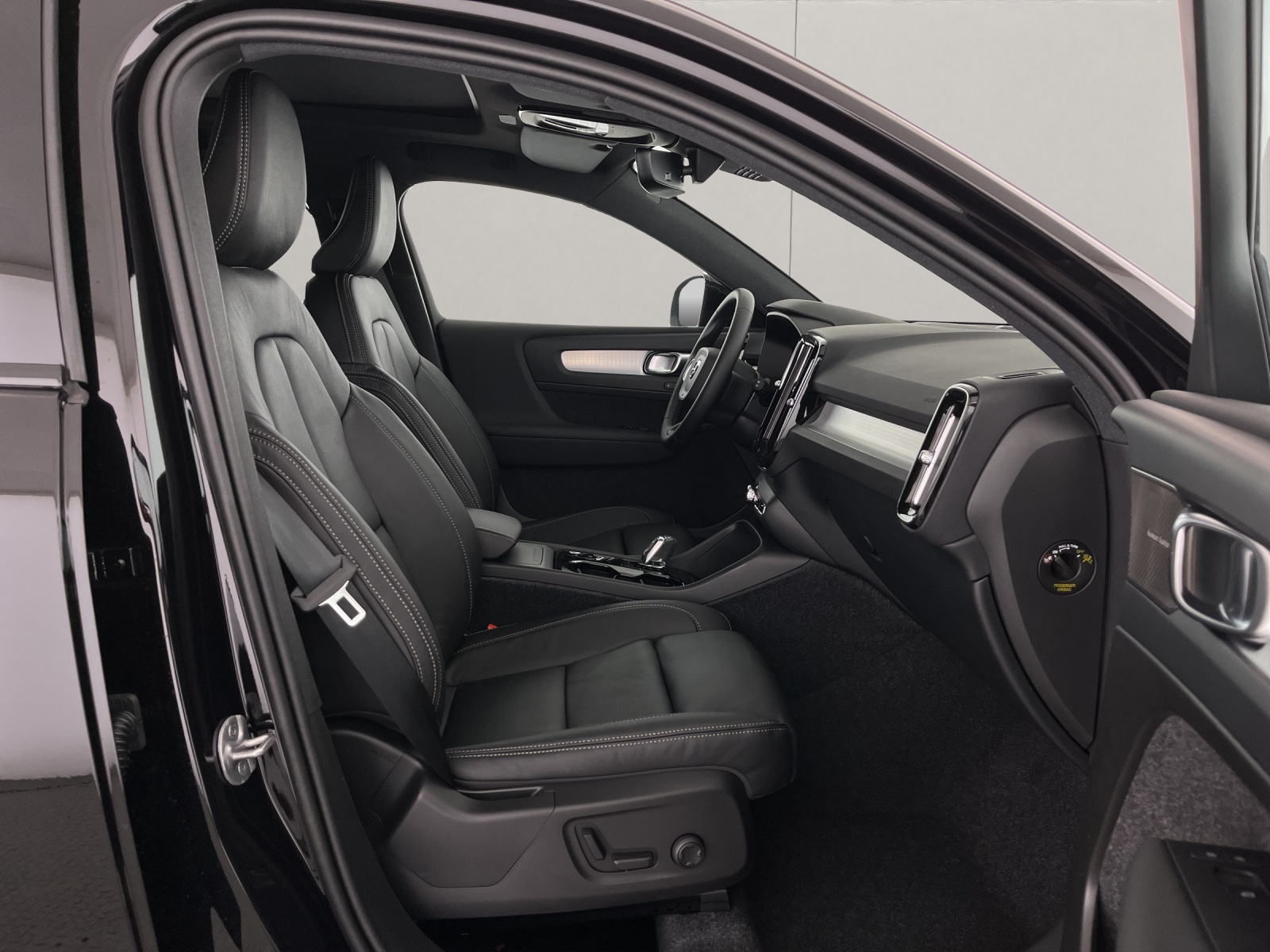VOLVO XC40 2.0 B3 MH Plus Dark-image-11