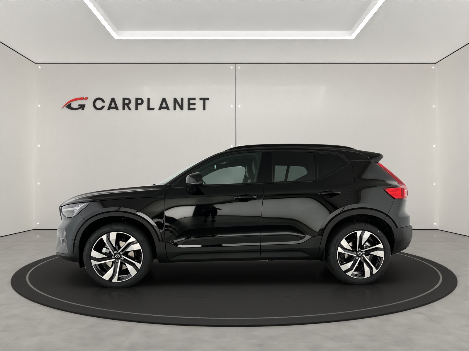 VOLVO XC40 2.0 B3 MH Plus Dark-image-1