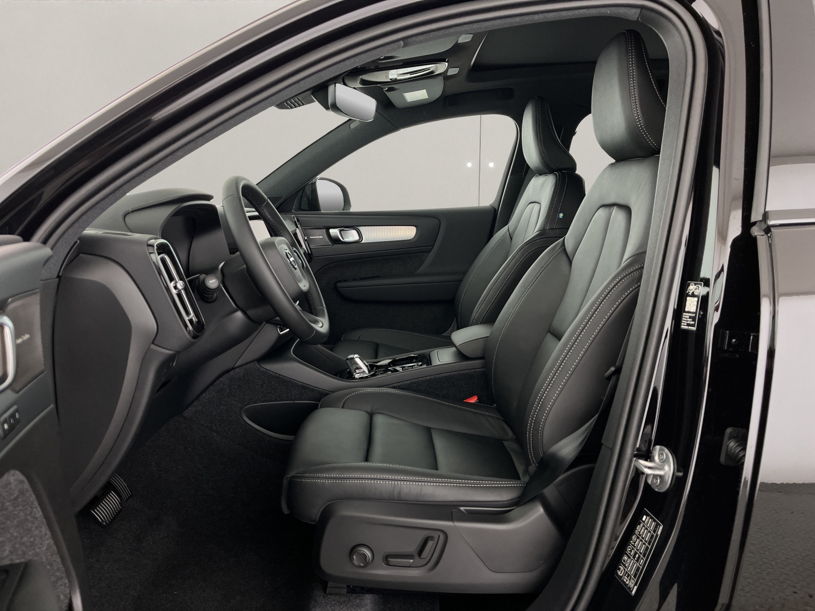 VOLVO XC40 2.0 B3 MH Plus Dark-image-10
