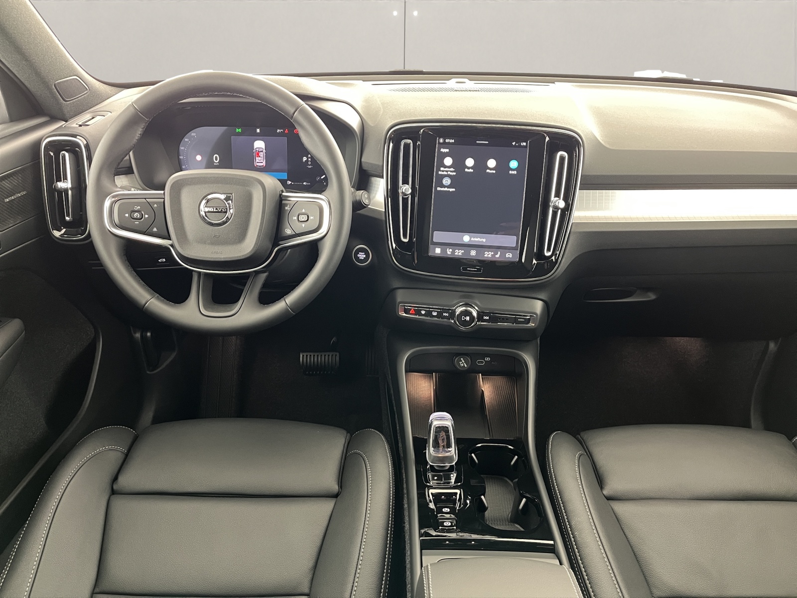 VOLVO XC40 2.0 B3 MH Plus Dark-image-7