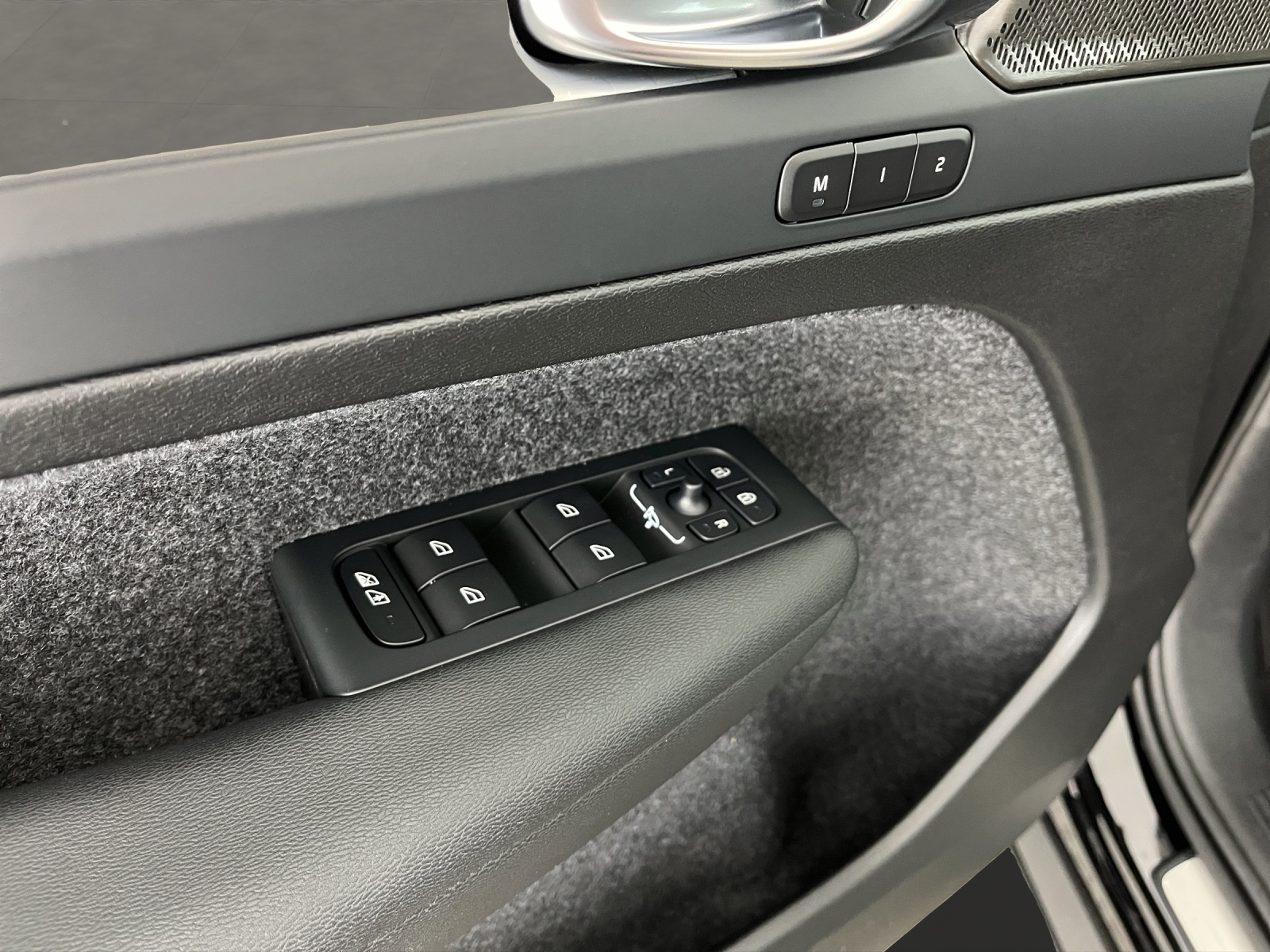 VOLVO XC40 2.0 B3 MH Plus Dark-image-14