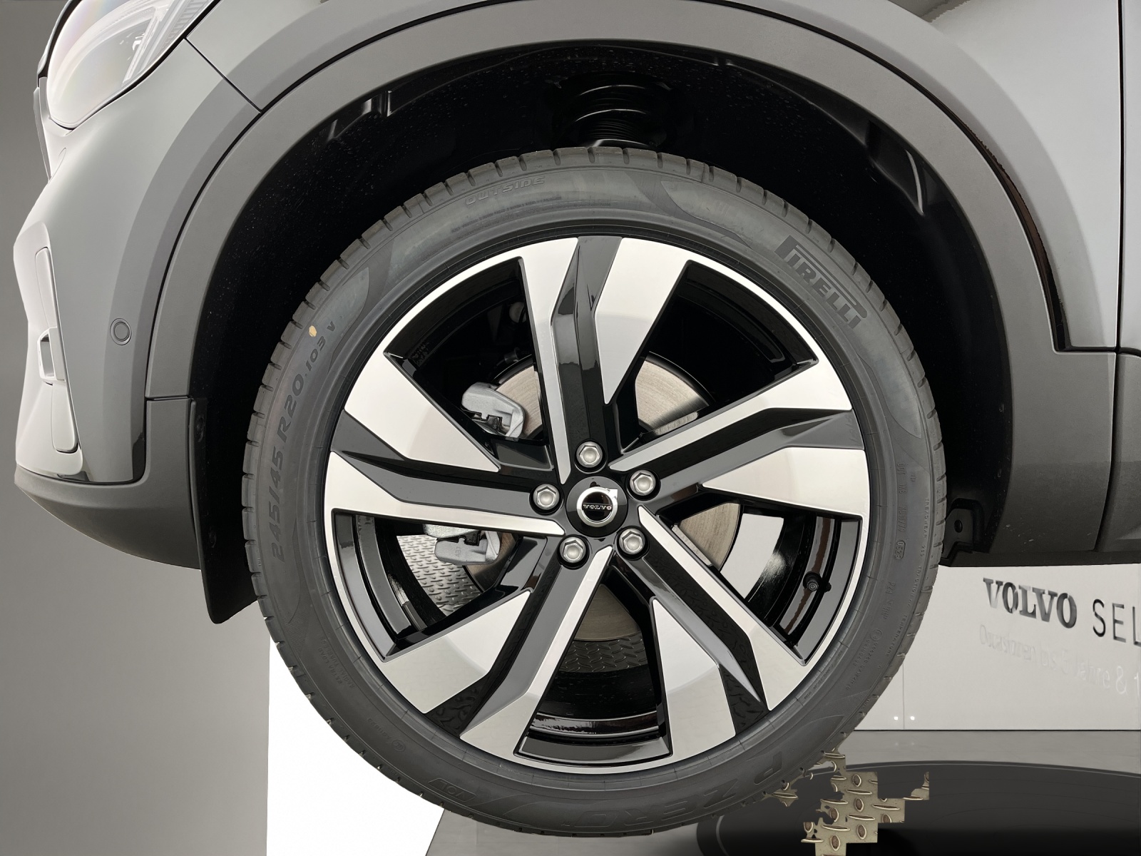 VOLVO XC40 2.0 B3 MH Plus Dark-image-5