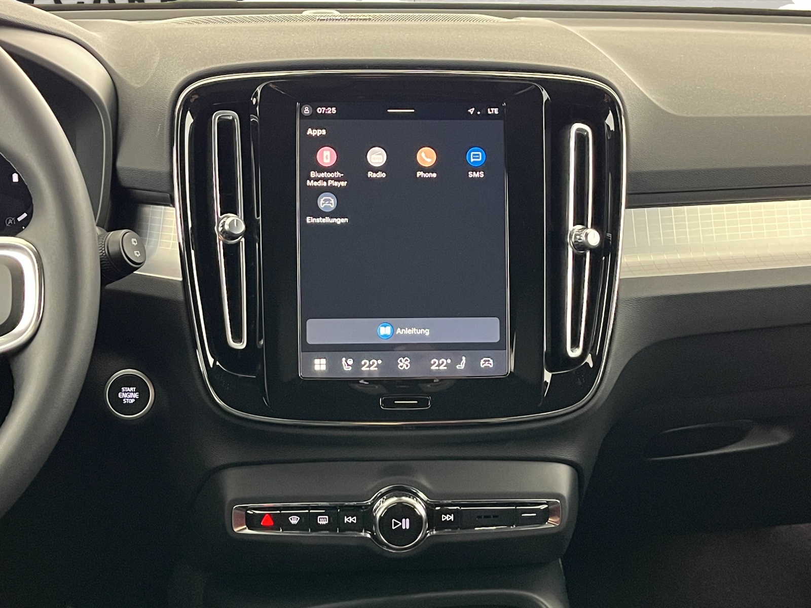 VOLVO XC40 2.0 B3 MH Plus Dark-image-16