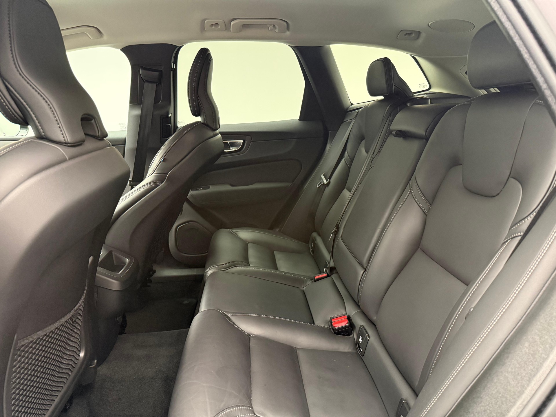 VOLVO XC60 2.0 B5 MH Plus Dark AWD-image-9