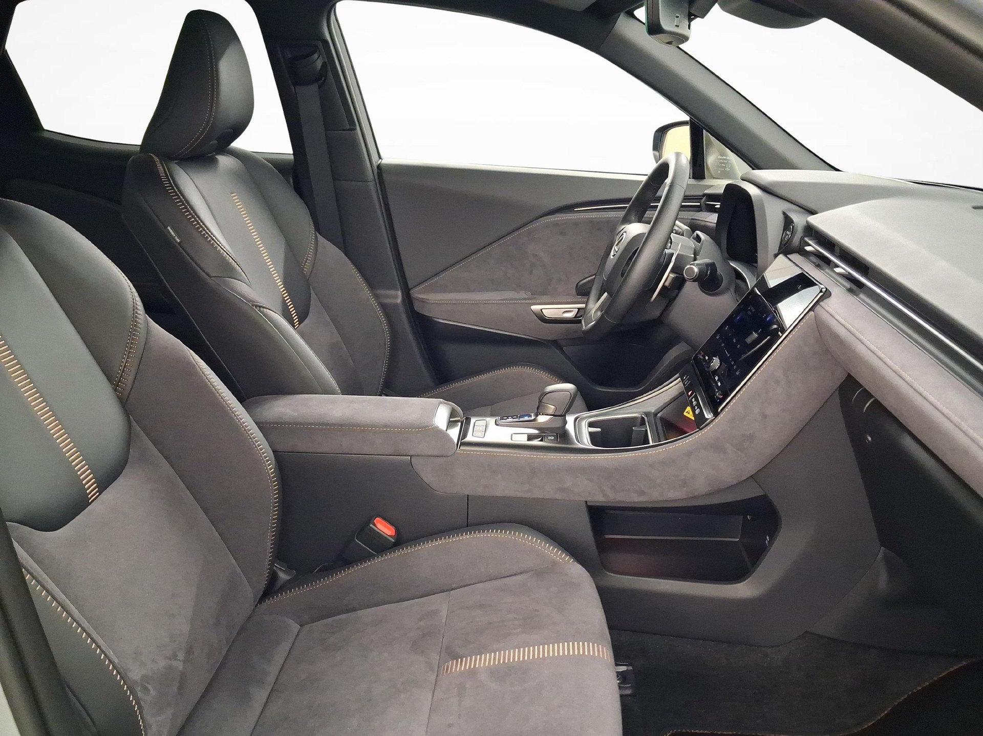 LEXUS LBX 1.5 Hybrid Cool AWD-image-9