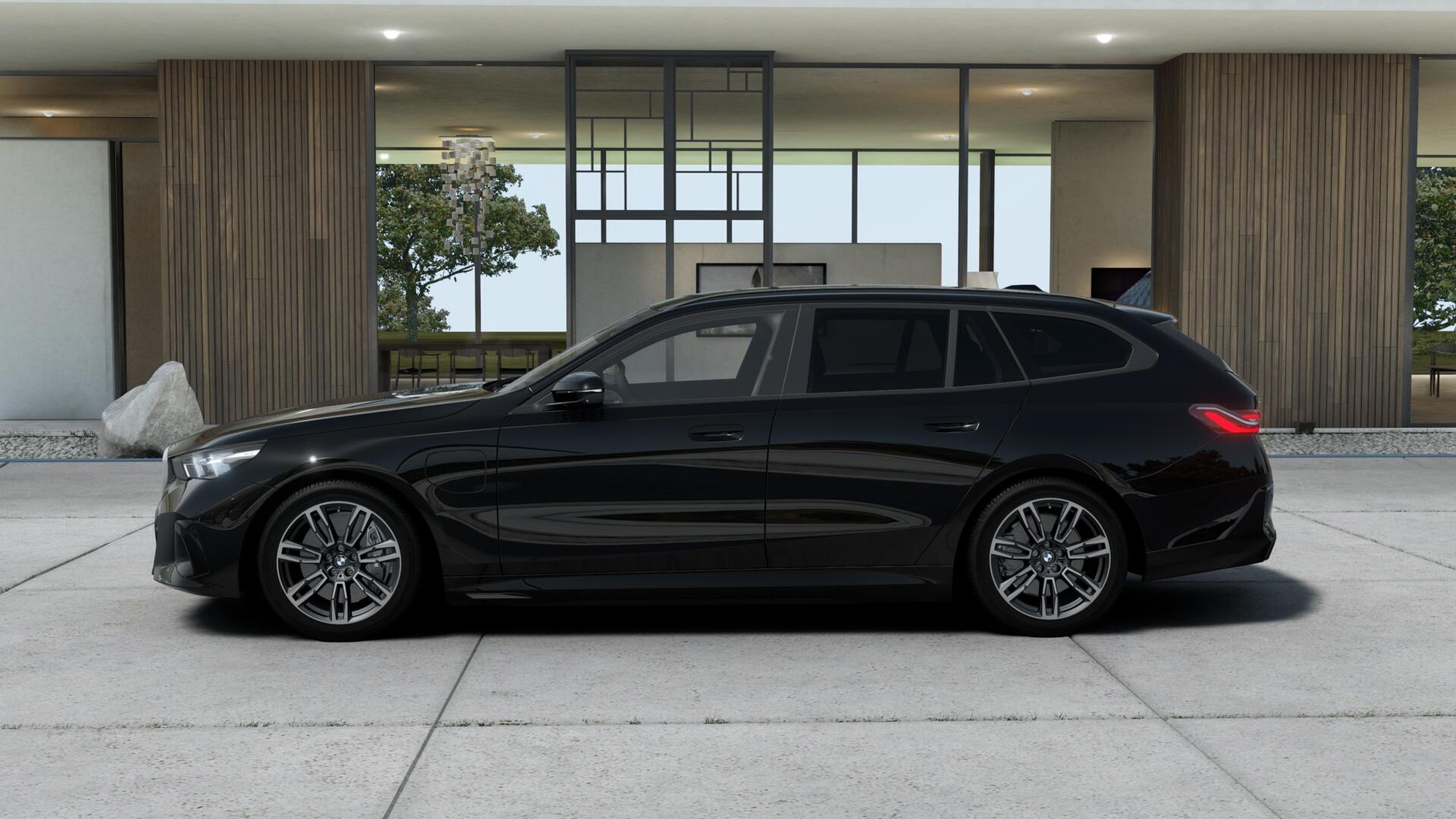 BMW 550e xDrive Touring-showroom-element-1