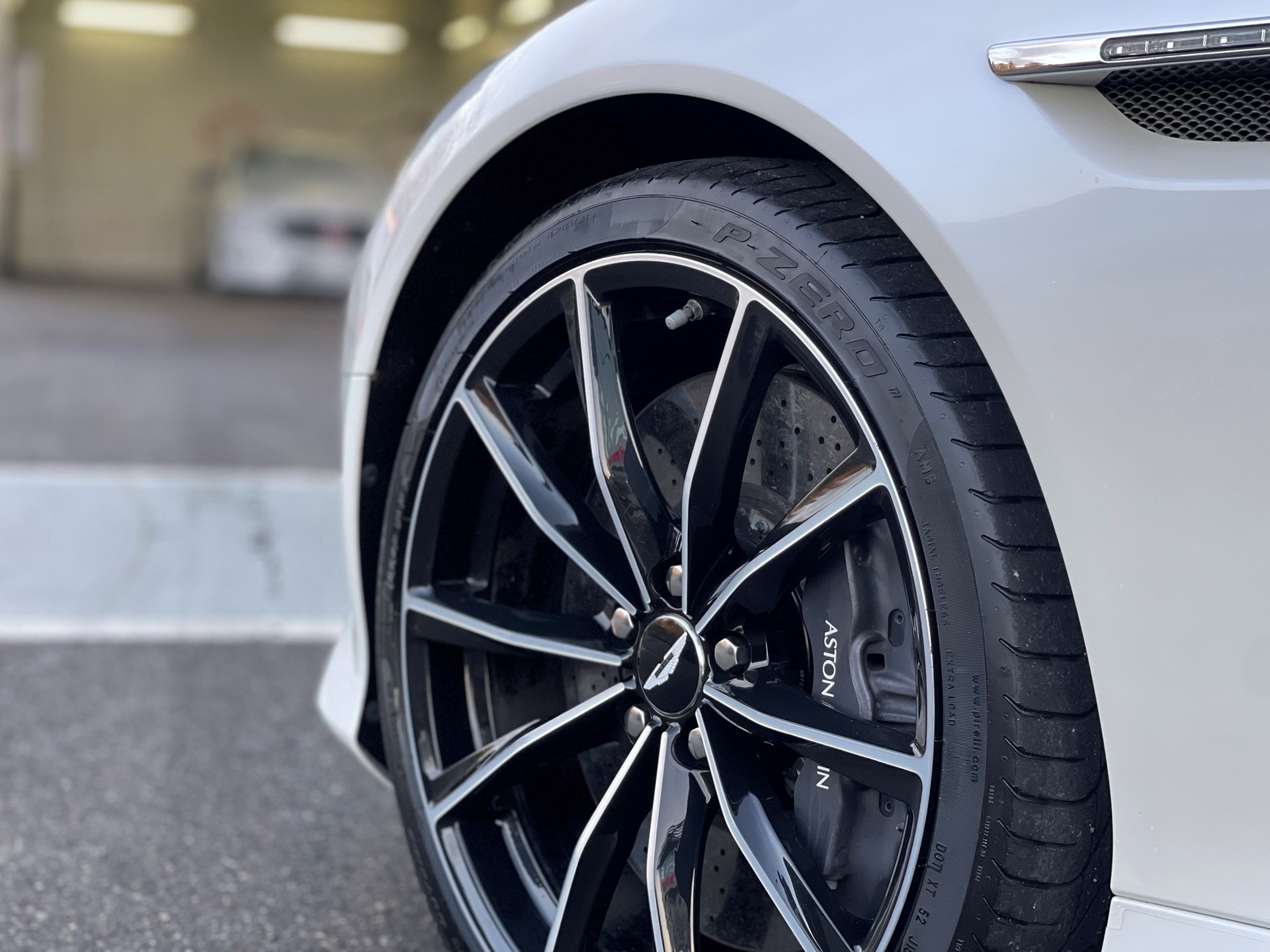 ASTON MARTIN DB9 GT 6.0 V12 Volante-image-4