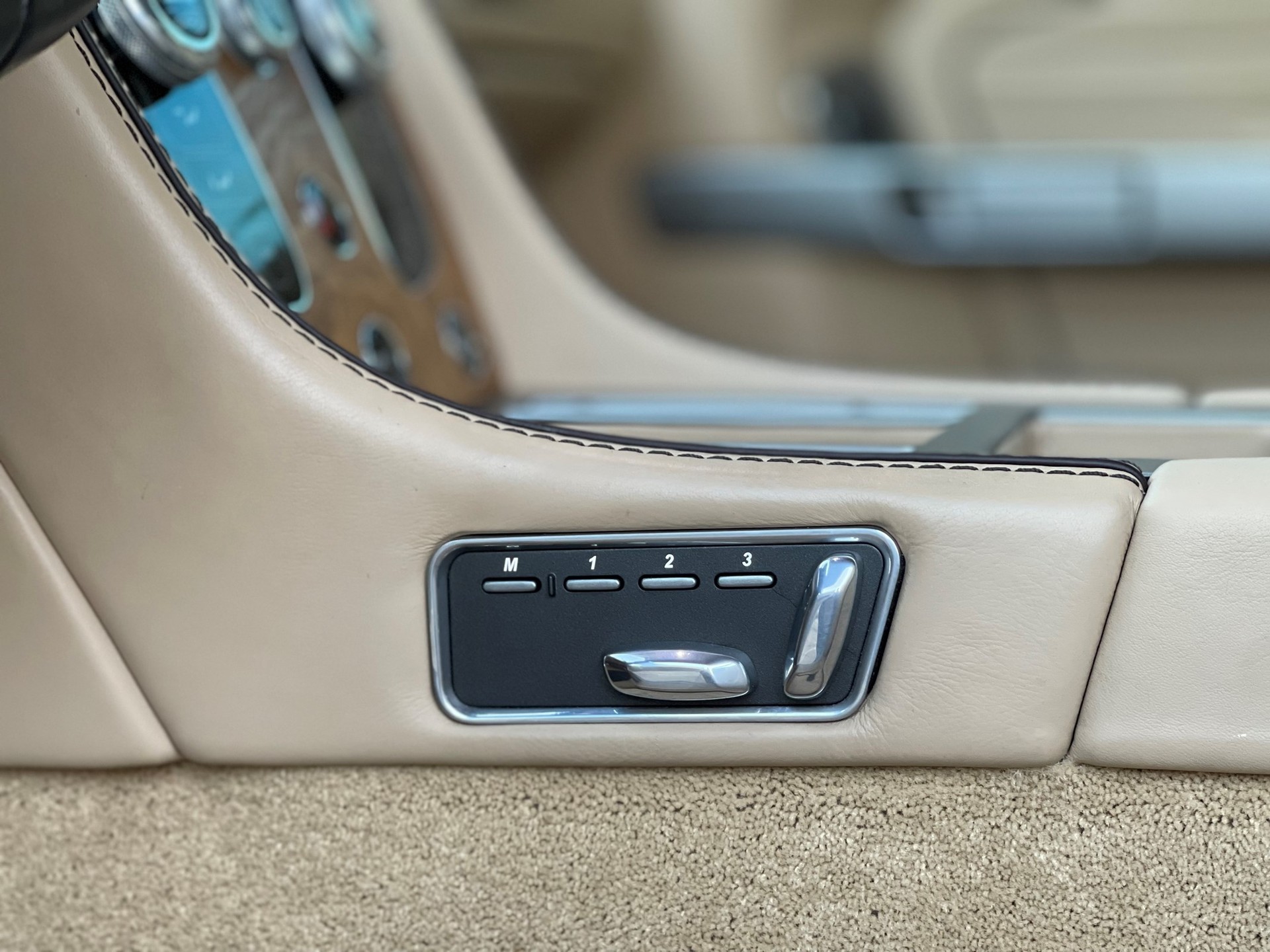 ASTON MARTIN DB9 GT 6.0 V12 Volante-image-14