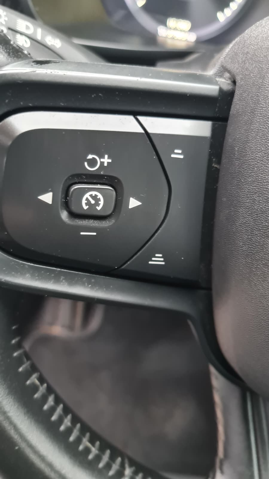 VOLVO XC40 D3 AWD Momentum Geartronic**RF-Kamera** PDC V+ H** Ab MFK **-image-8
