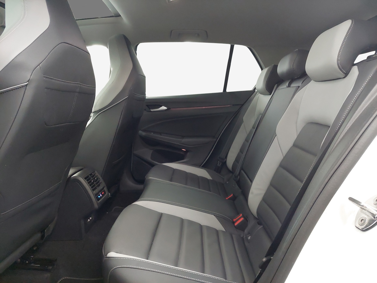VW Golf 1.5 TSI PHEV Style-image-12