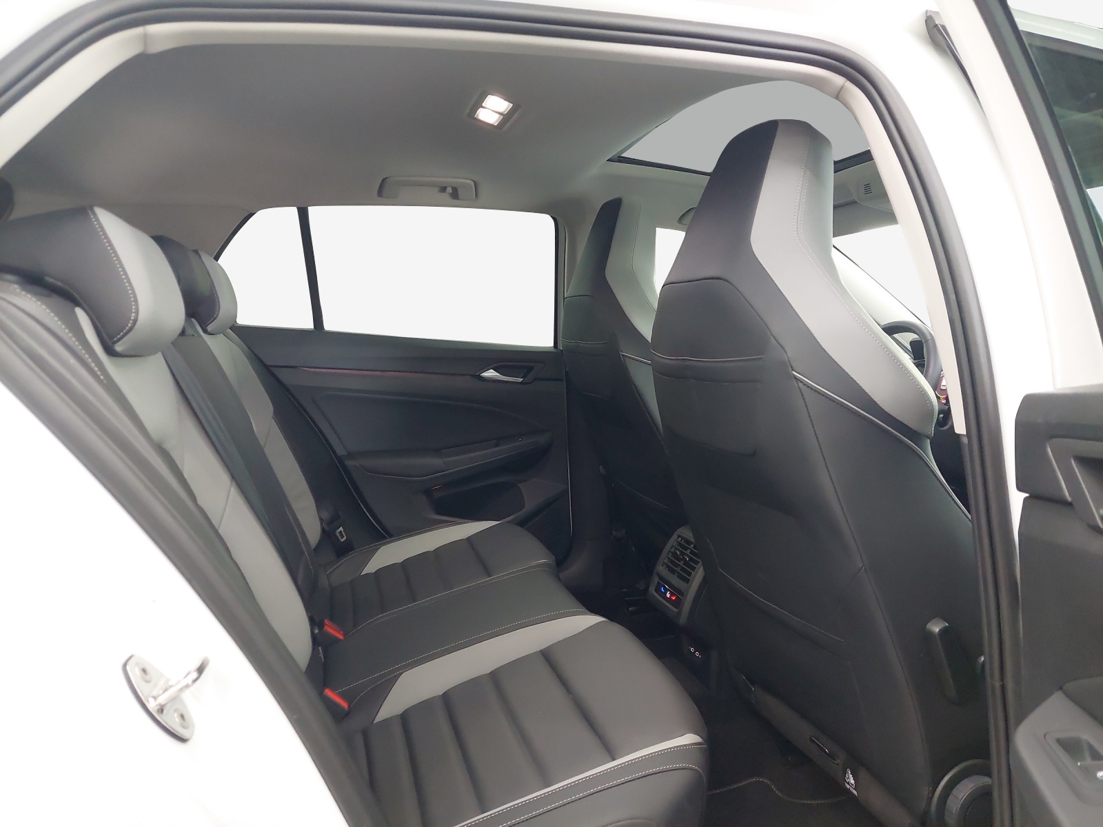 VW Golf 1.5 TSI PHEV Style-image-14
