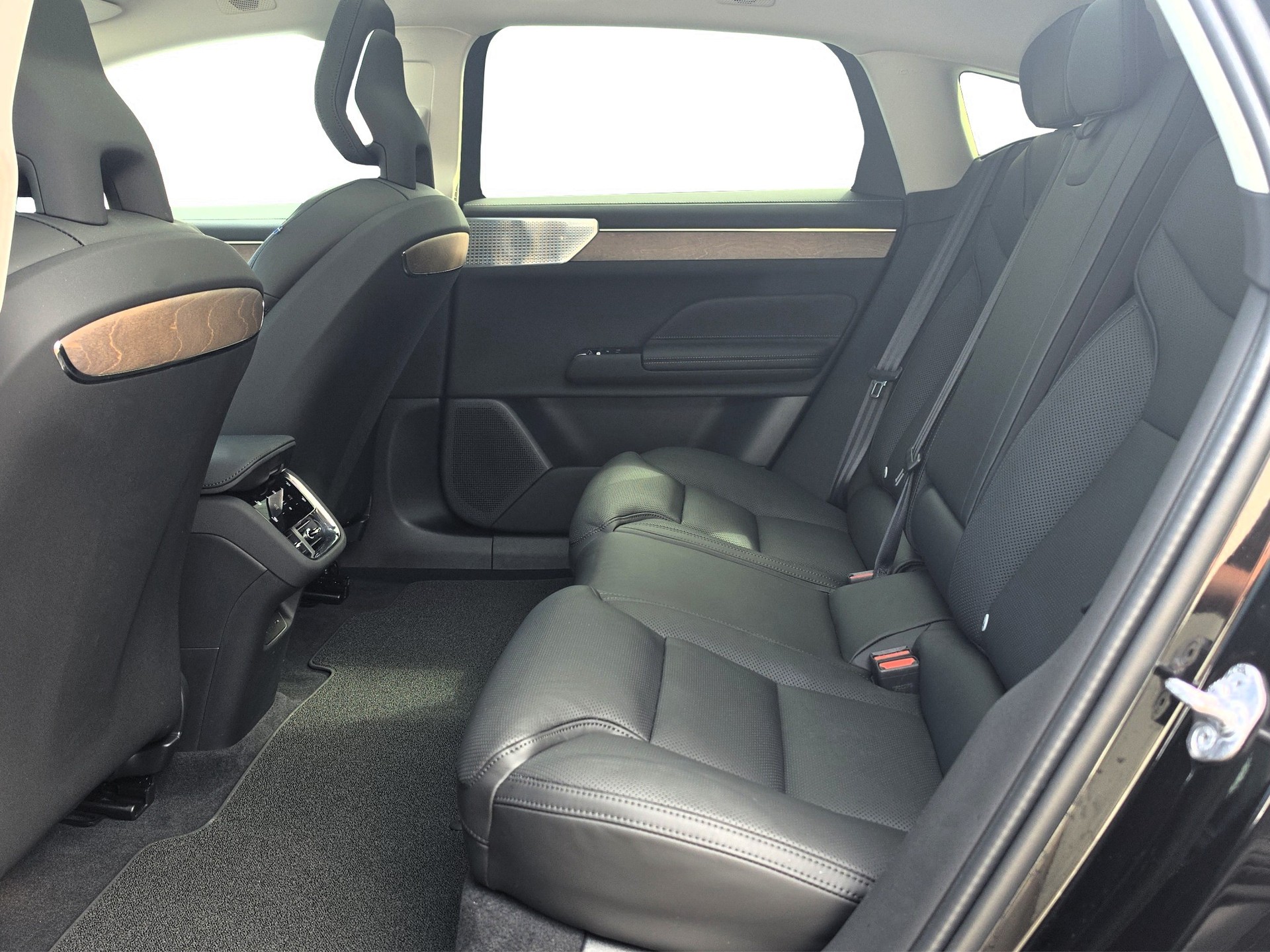 VOLVO ES90 Ultra-image-12