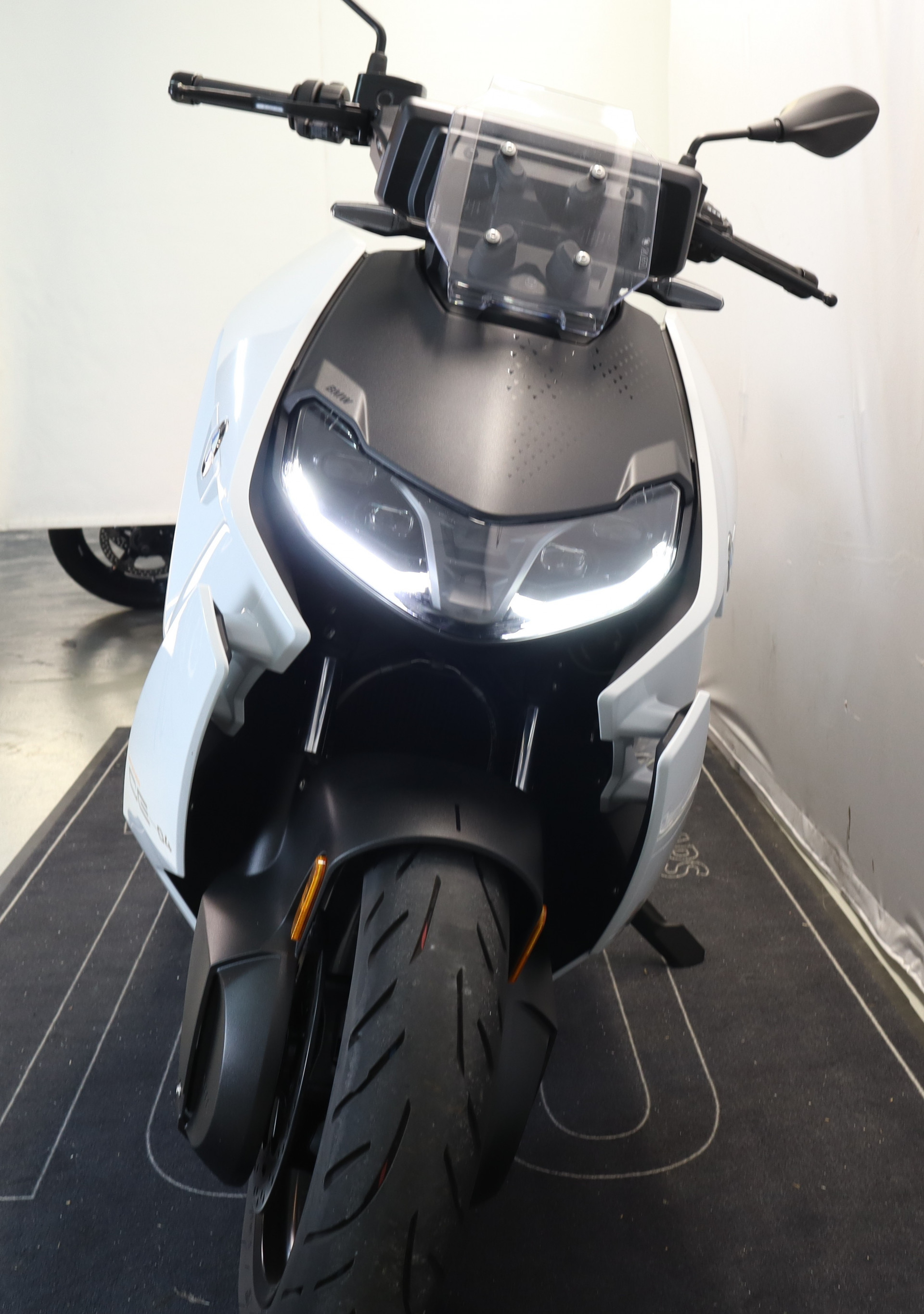 BMW CE 04-showroom-element-2
