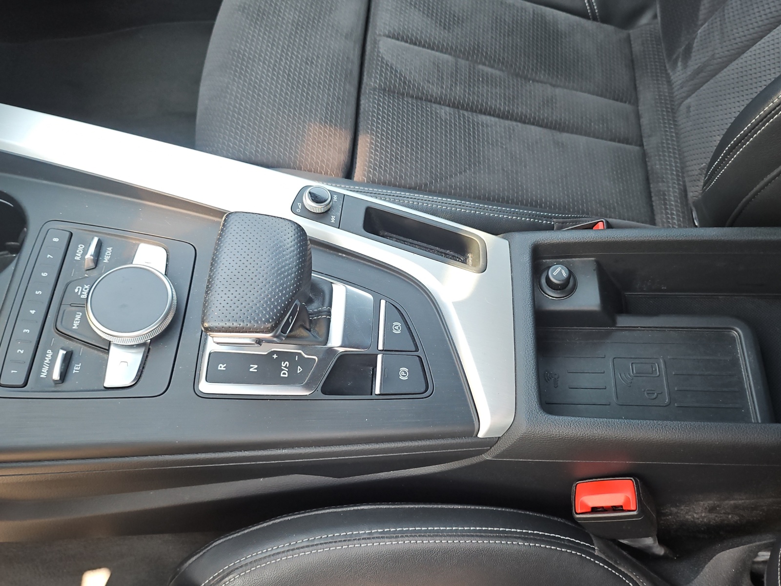 AUDI A4 Limousine 2.0 TFSI Sport quattro S-Line-image-12
