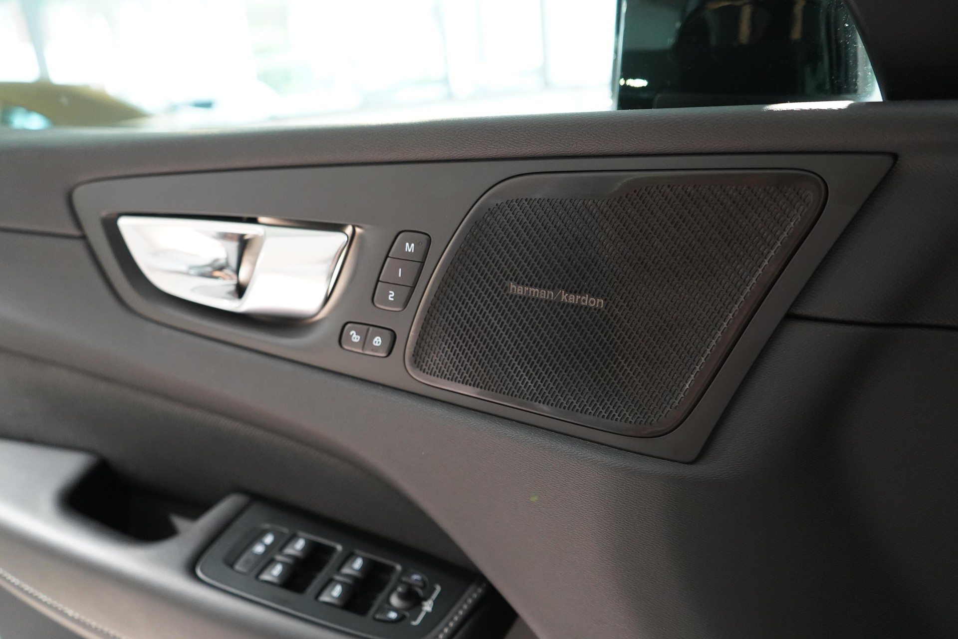 VOLVO XC60 2.0 B5 MH Ultimate Dark AWD-image-14