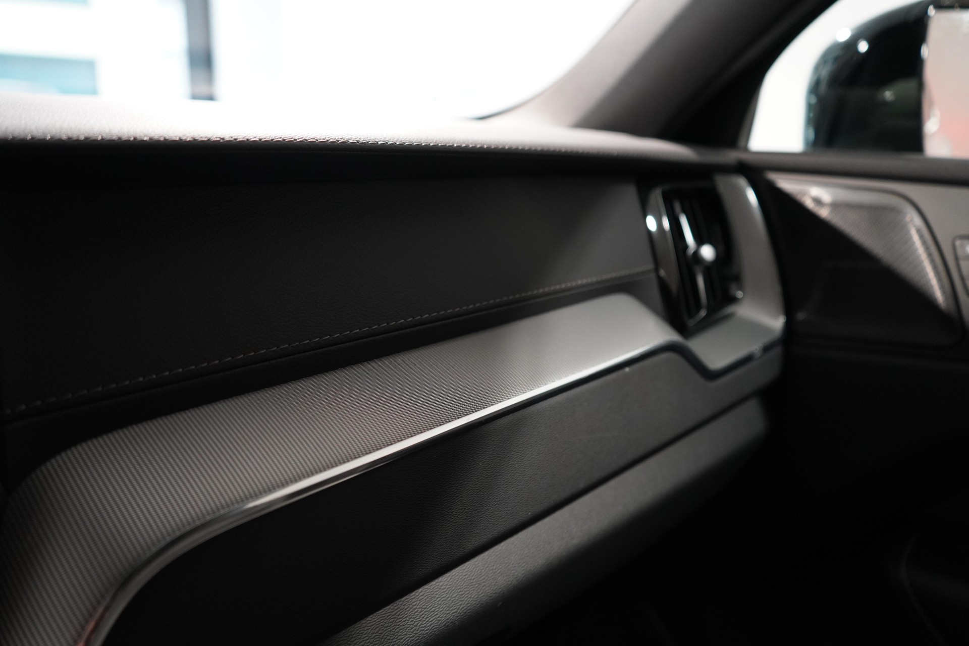 VOLVO XC60 2.0 B5 MH Ultimate Dark AWD-image-13
