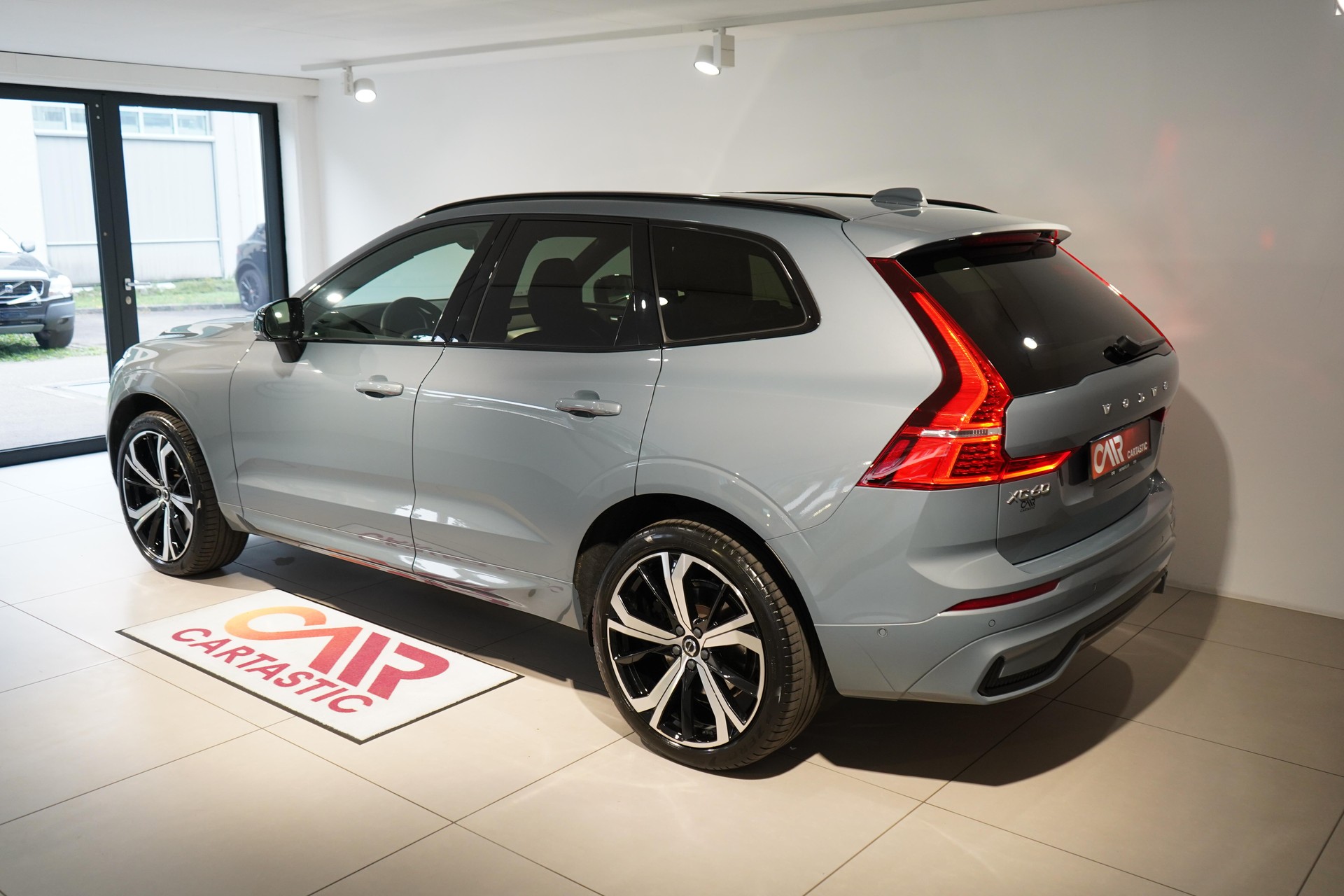 VOLVO XC60 2.0 B5 MH Ultimate Dark AWD-showroom-element-2