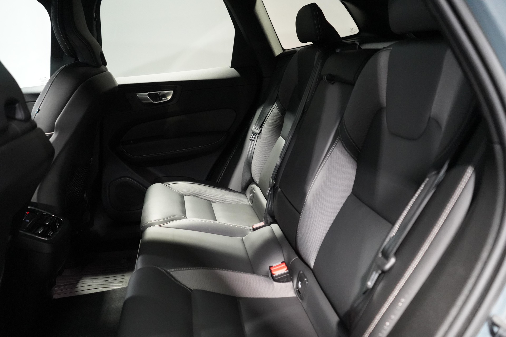 VOLVO XC60 2.0 B5 MH Ultimate Dark AWD-image-20